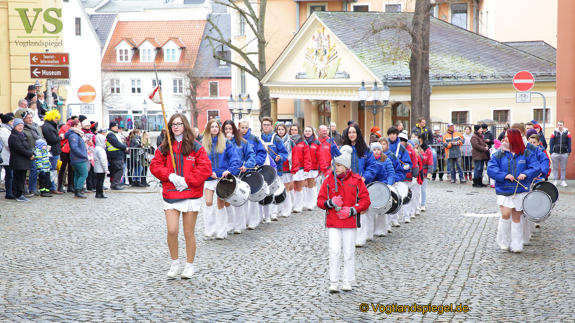 Greizer bejubeln 22. Rosenmontagsumzug