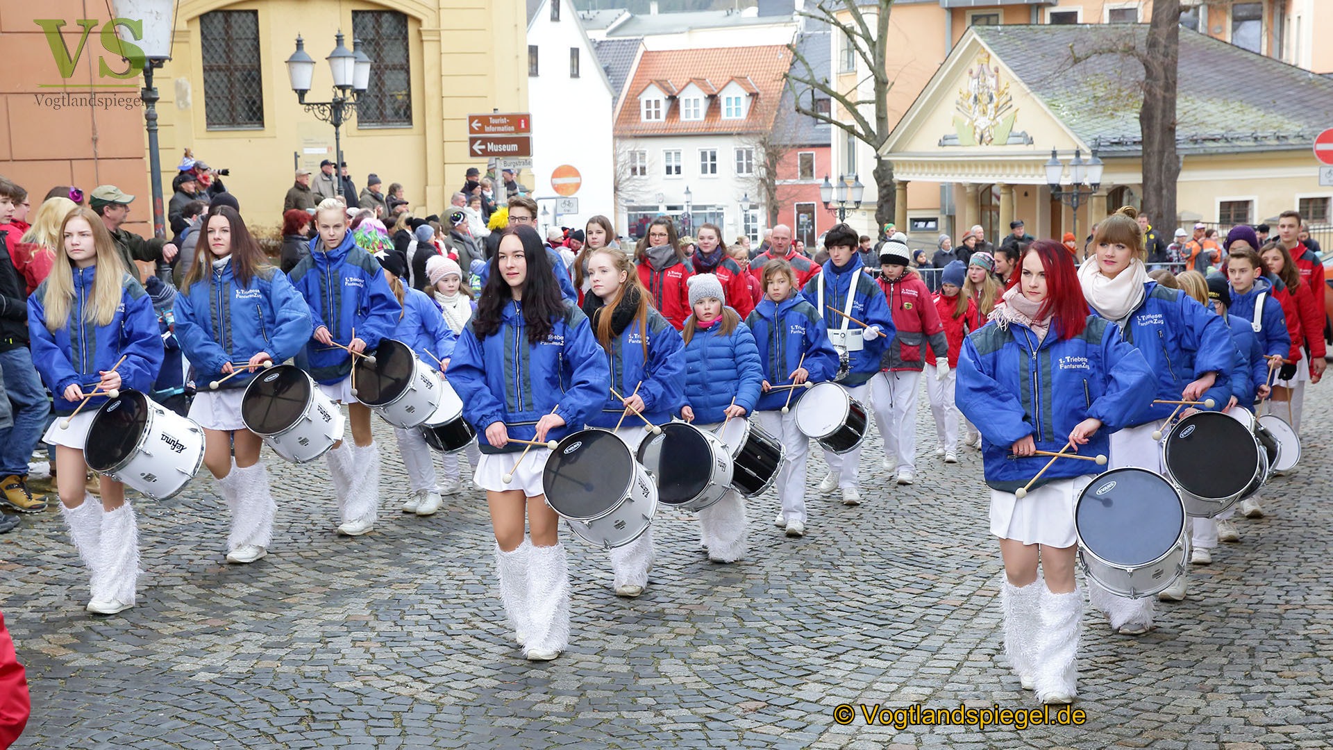 Greizer bejubeln 22. Rosenmontagsumzug