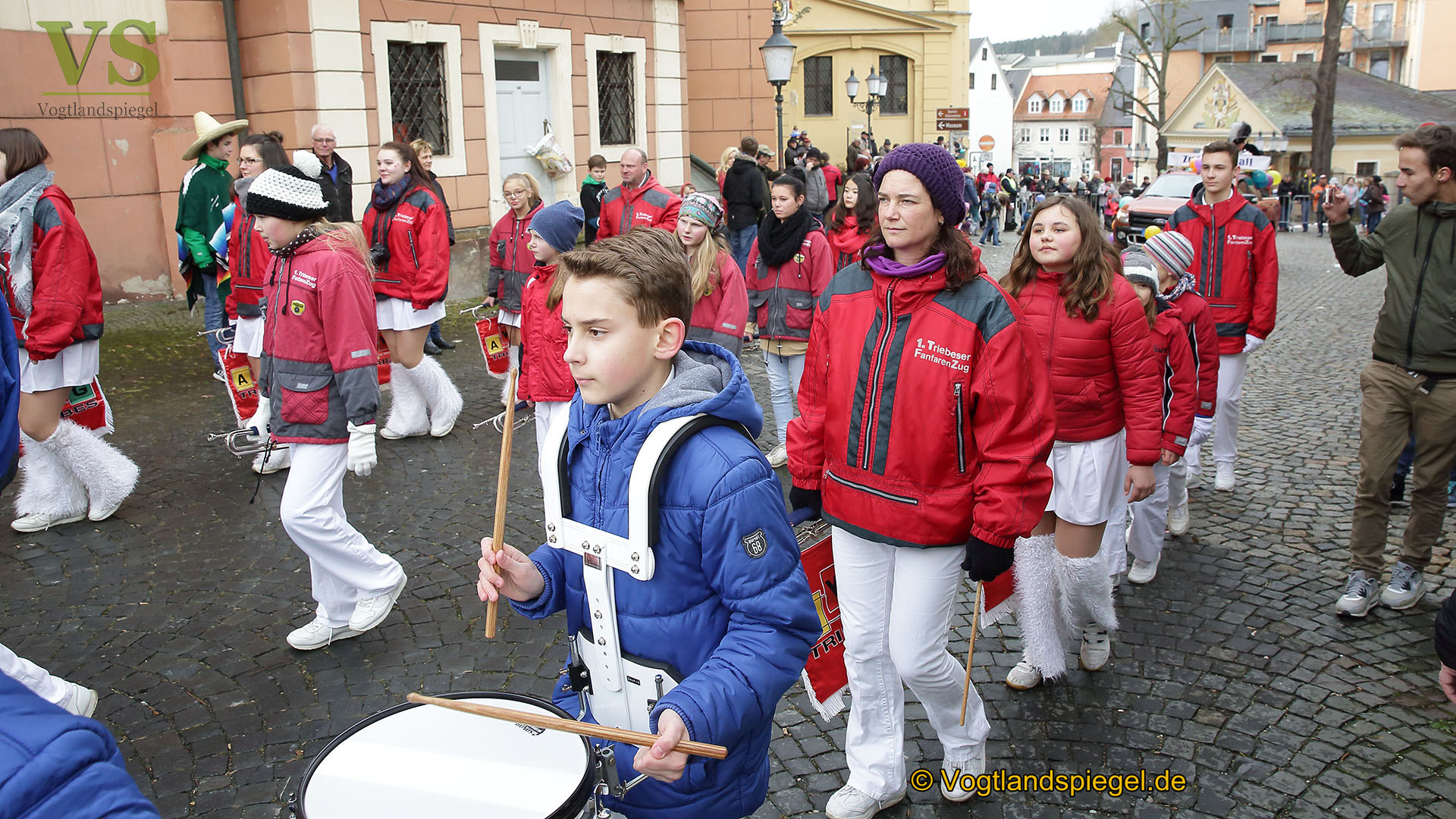 Greizer bejubeln 22. Rosenmontagsumzug