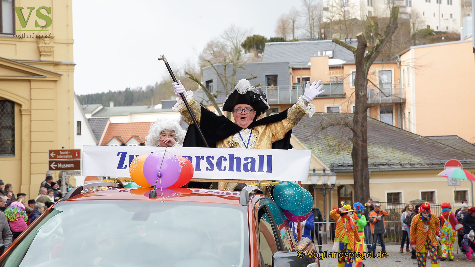 Greizer bejubeln 22. Rosenmontagsumzug