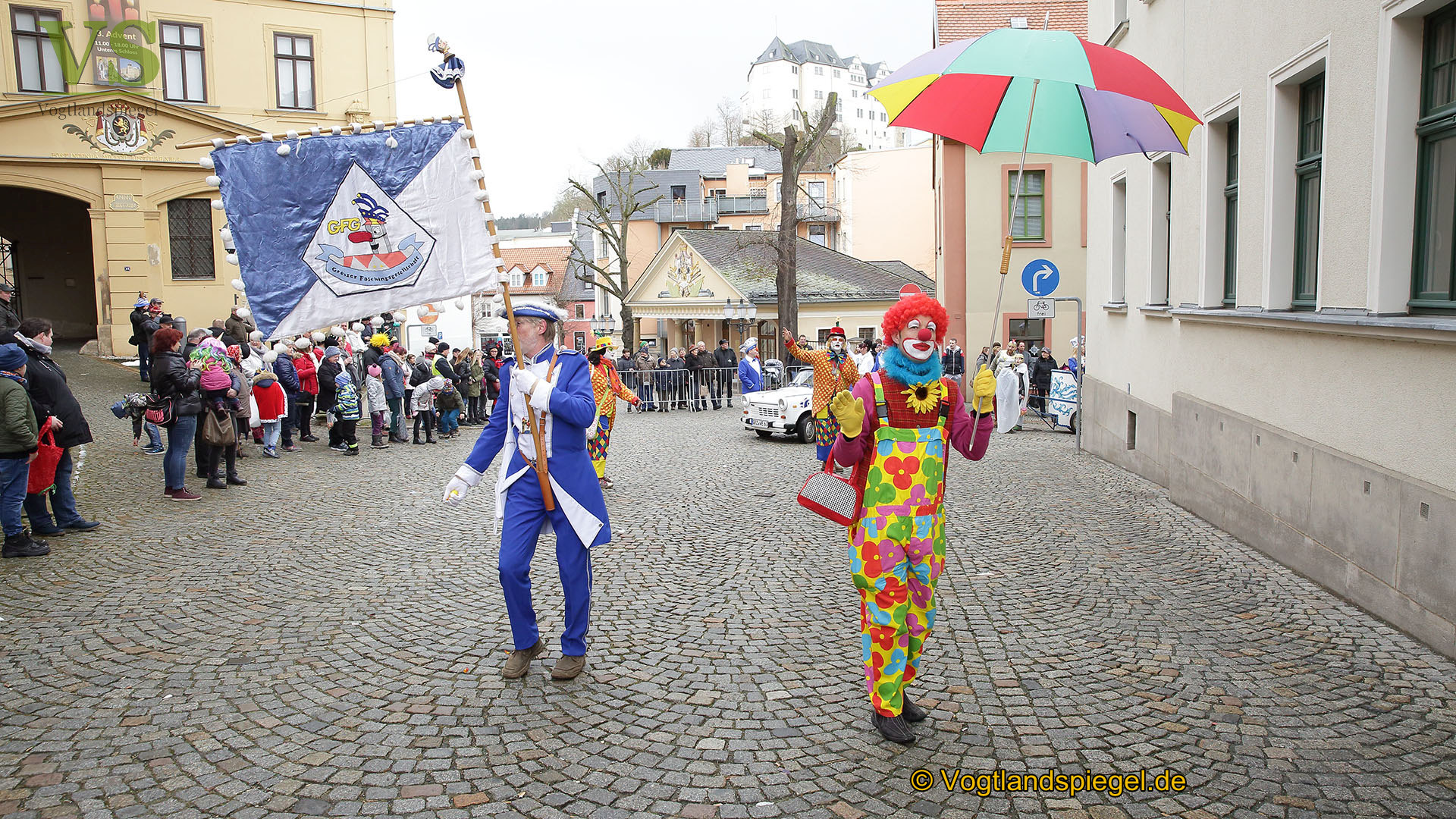 Greizer bejubeln 22. Rosenmontagsumzug