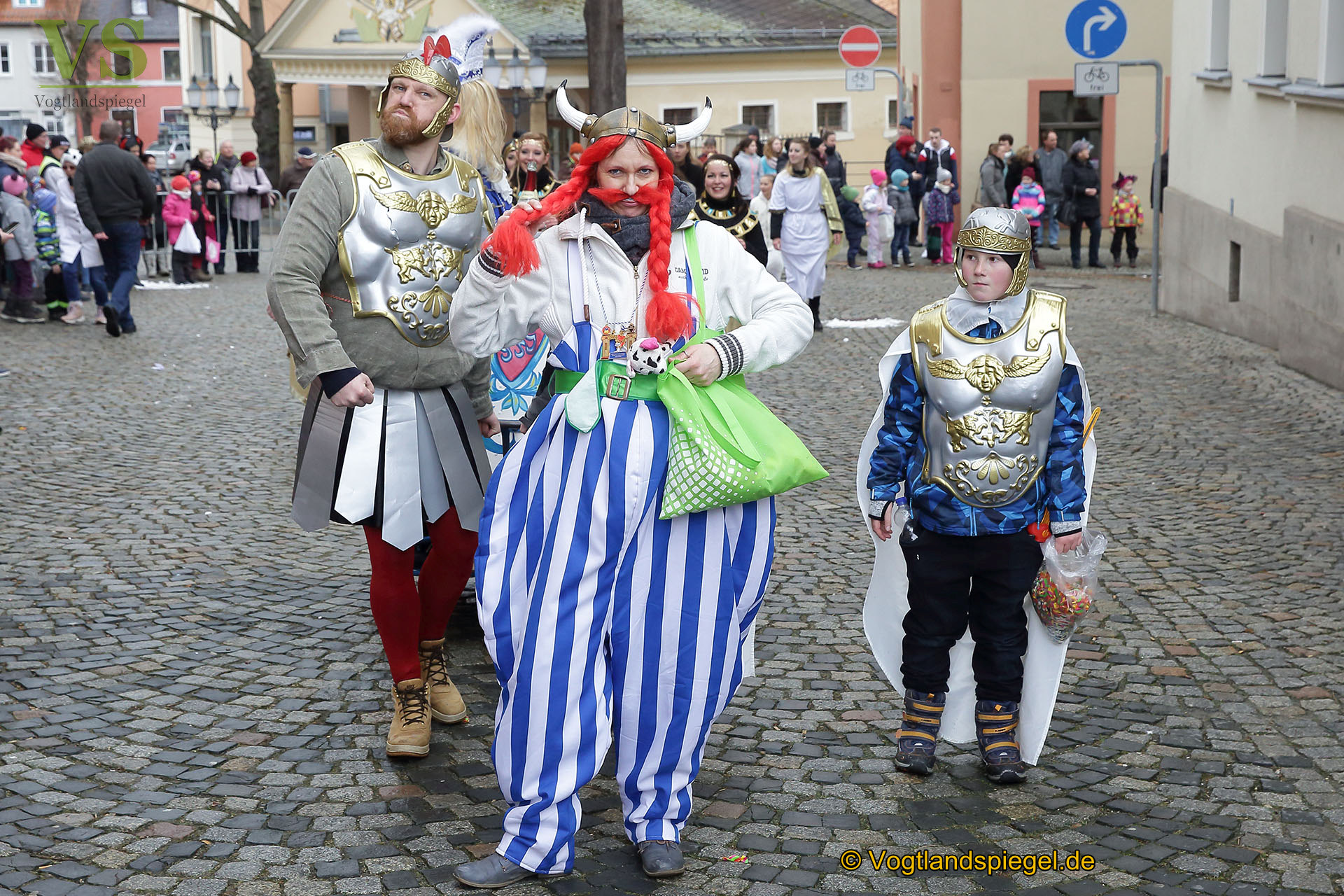 Greizer bejubeln 22. Rosenmontagsumzug