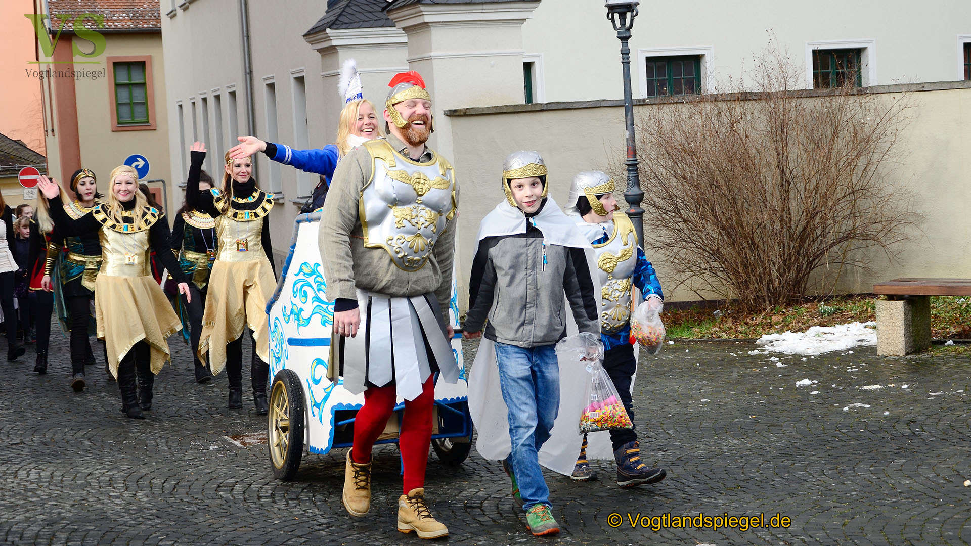 Greizer bejubeln 22. Rosenmontagsumzug