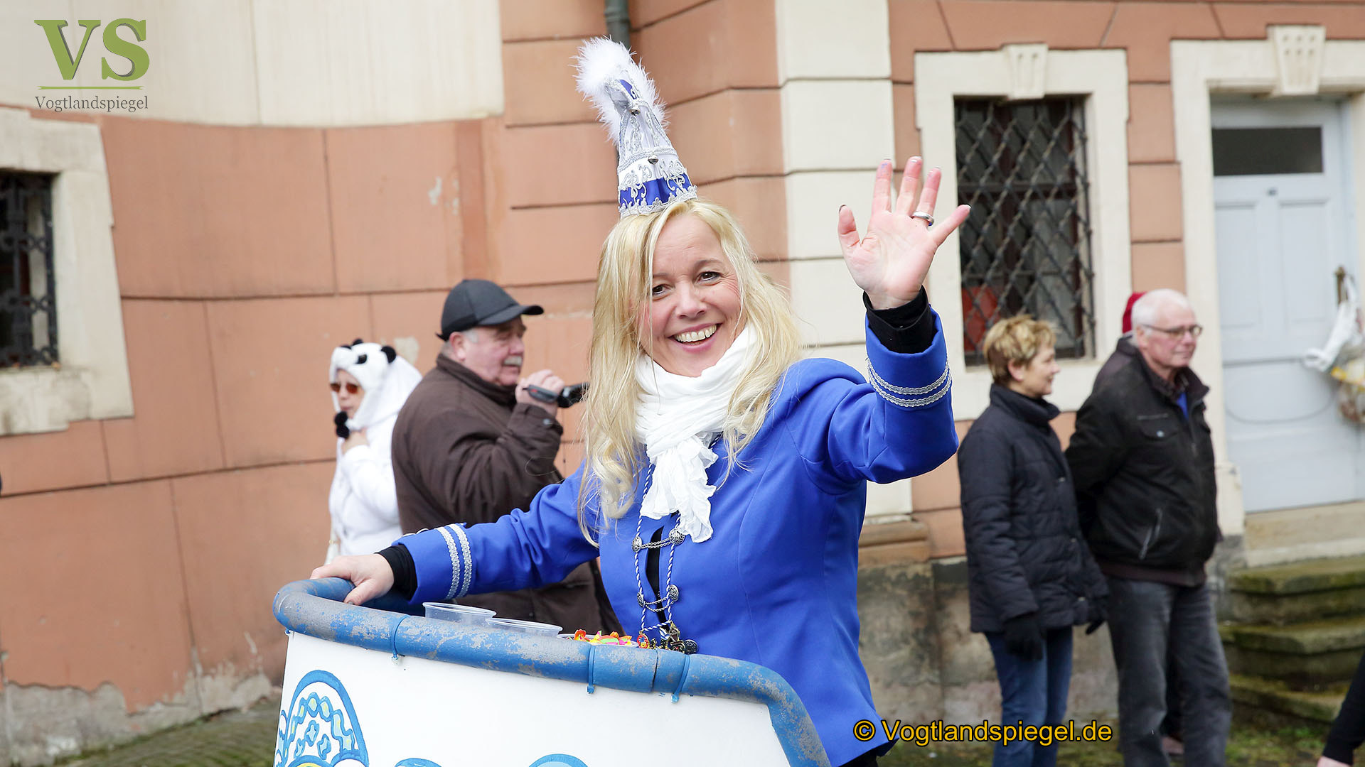 Greizer bejubeln 22. Rosenmontagsumzug