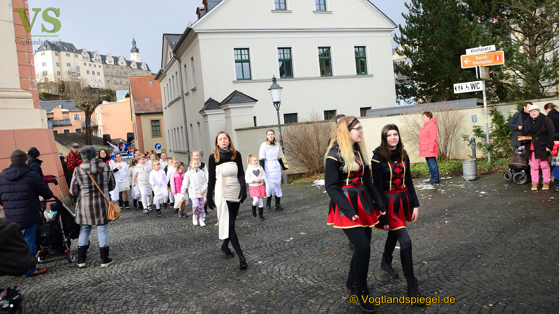 Greizer bejubeln 22. Rosenmontagsumzug