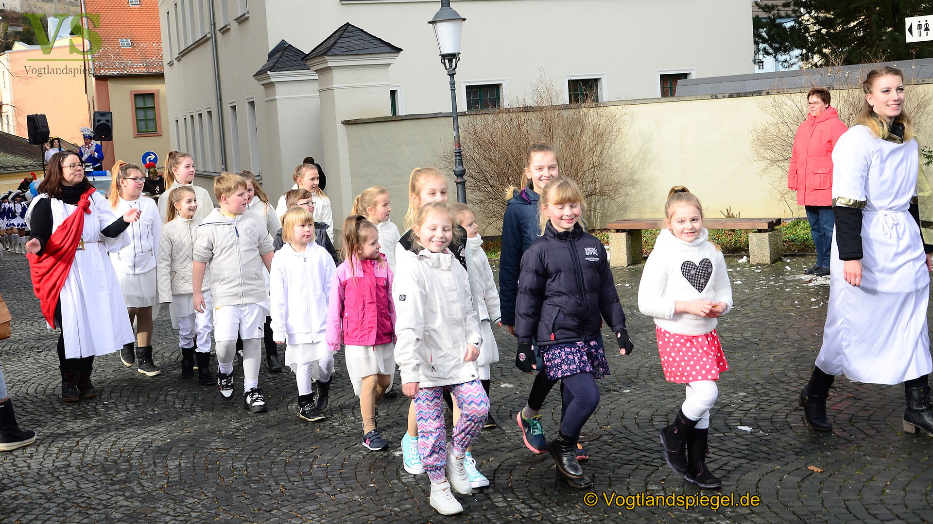 Greizer bejubeln 22. Rosenmontagsumzug