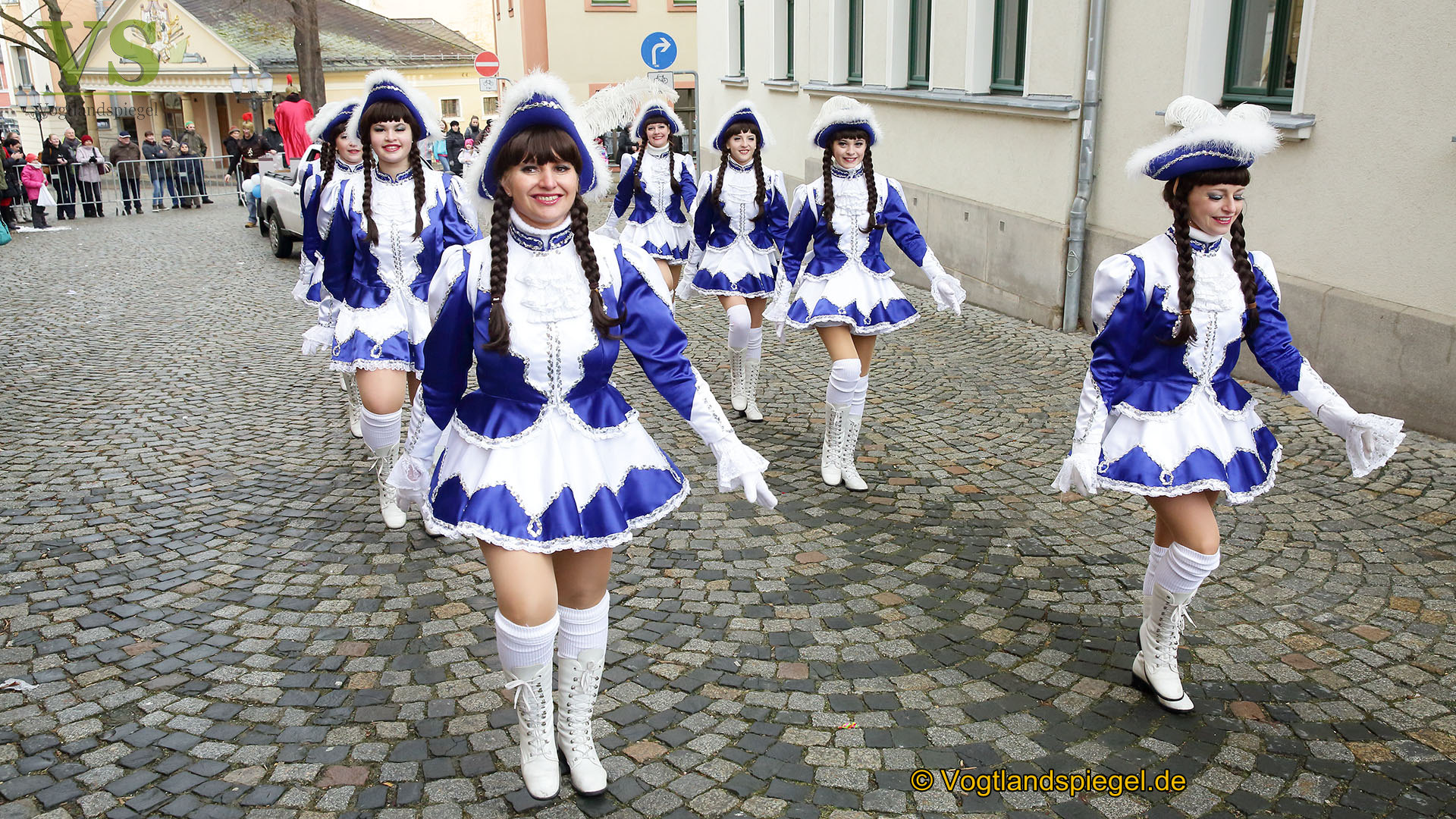 Greizer bejubeln 22. Rosenmontagsumzug