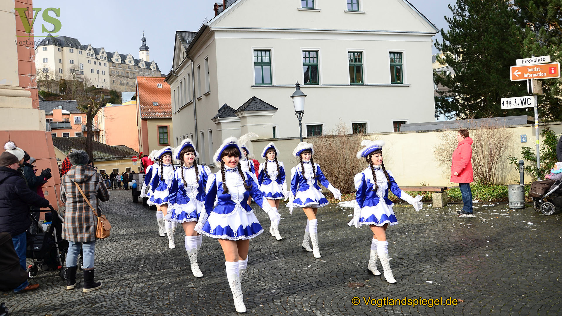 Greizer bejubeln 22. Rosenmontagsumzug
