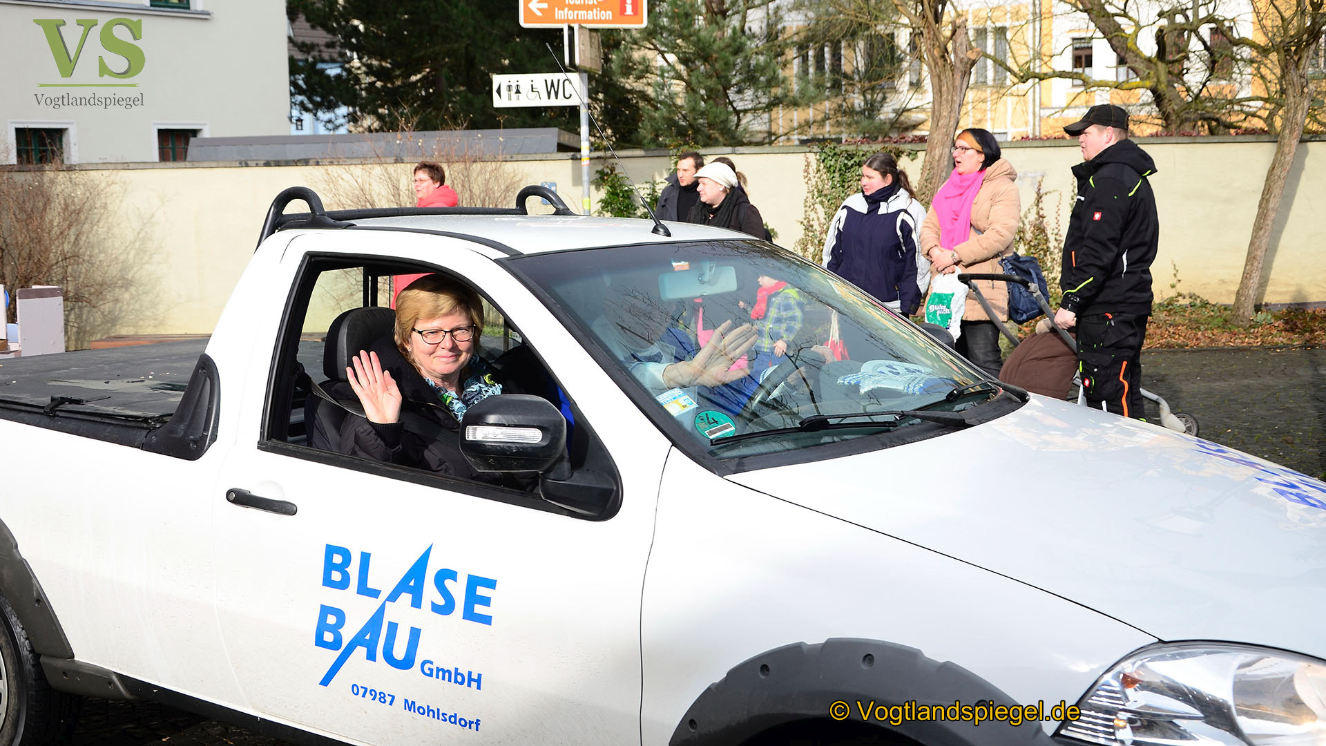 Greizer bejubeln 22. Rosenmontagsumzug