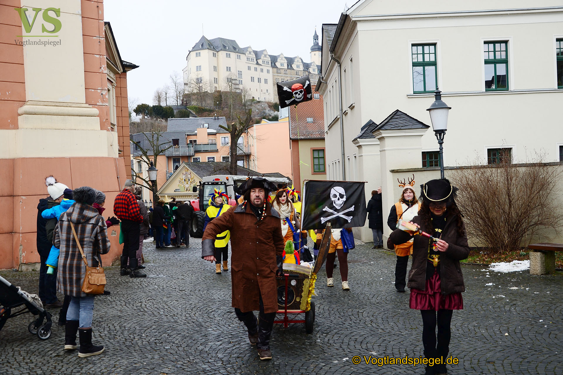 Greizer bejubeln 22. Rosenmontagsumzug