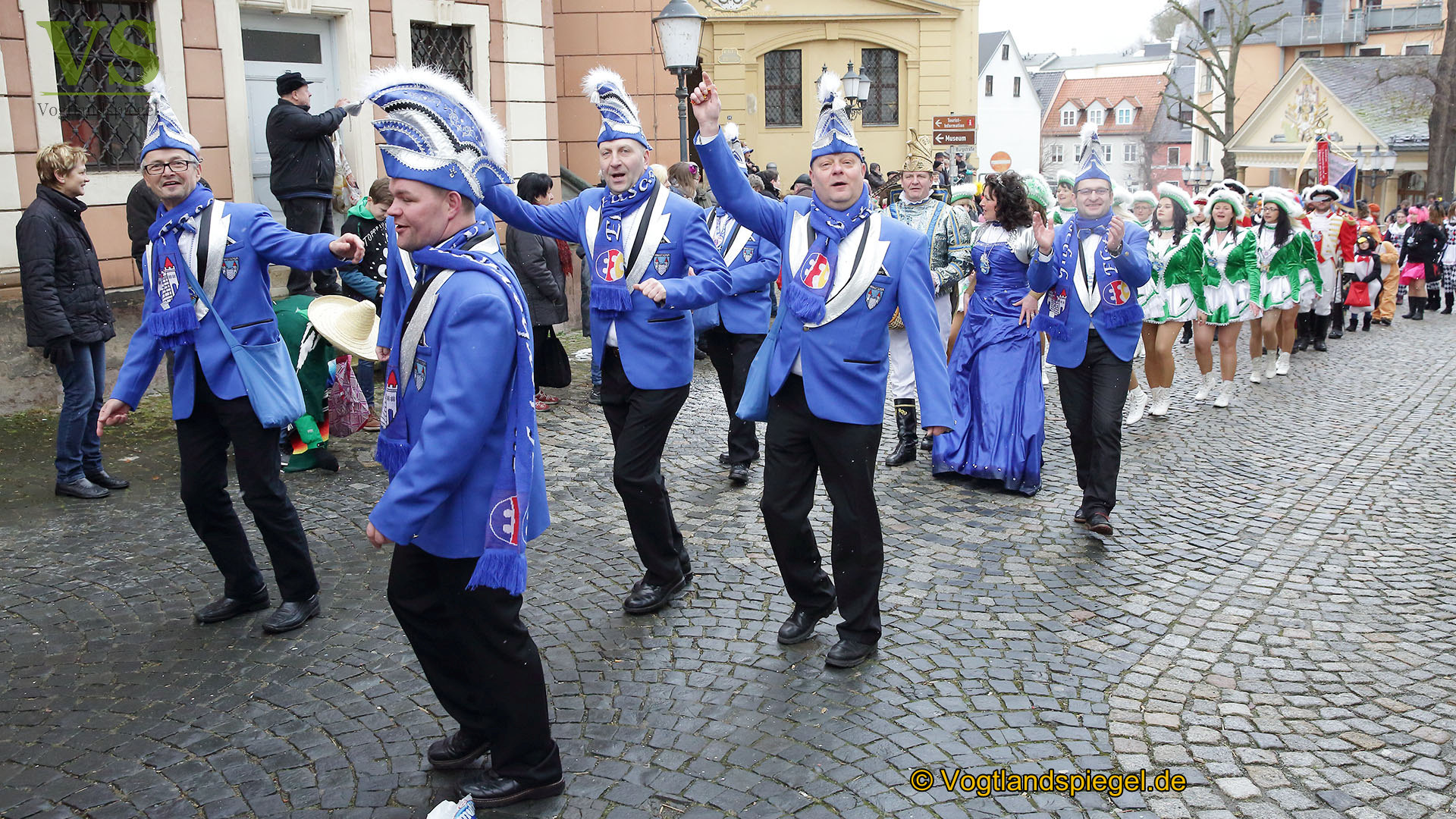 Greizer bejubeln 22. Rosenmontagsumzug