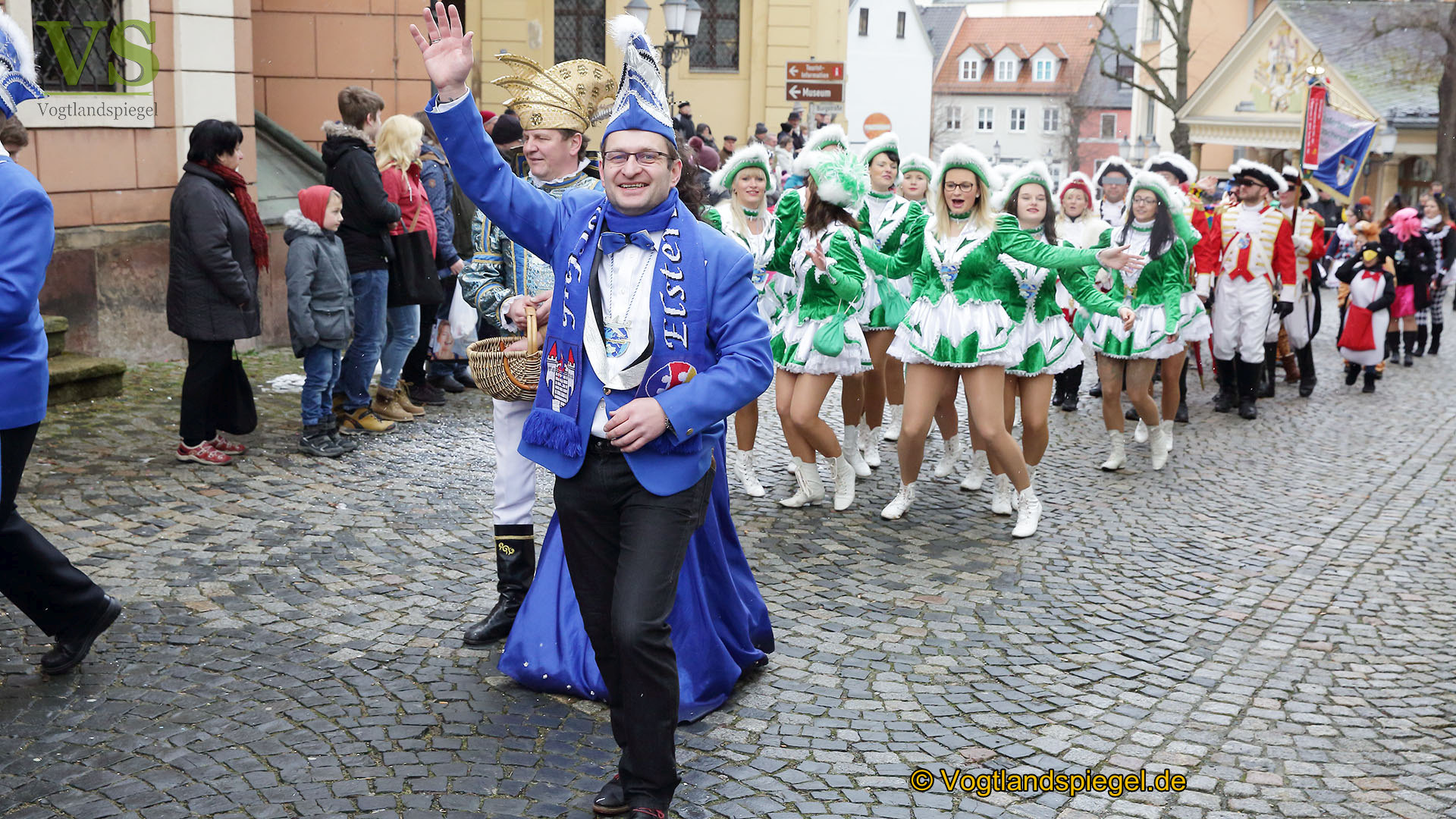 Greizer bejubeln 22. Rosenmontagsumzug
