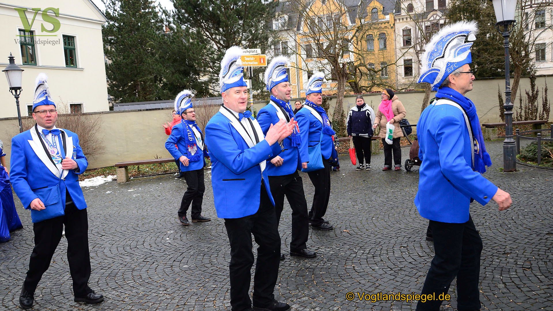 Greizer bejubeln 22. Rosenmontagsumzug