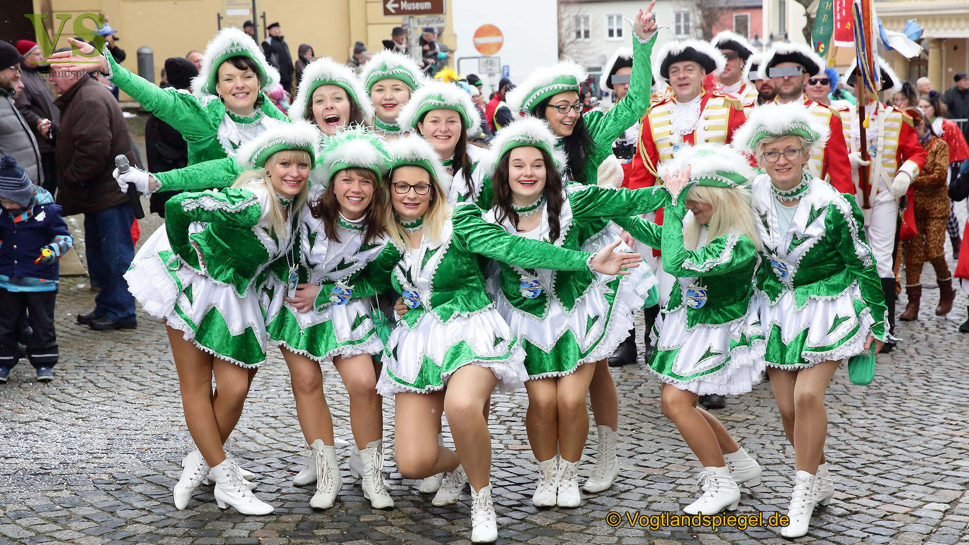 Greizer bejubeln 22. Rosenmontagsumzug