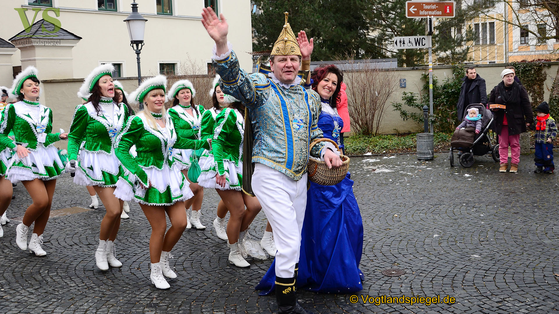 Greizer bejubeln 22. Rosenmontagsumzug