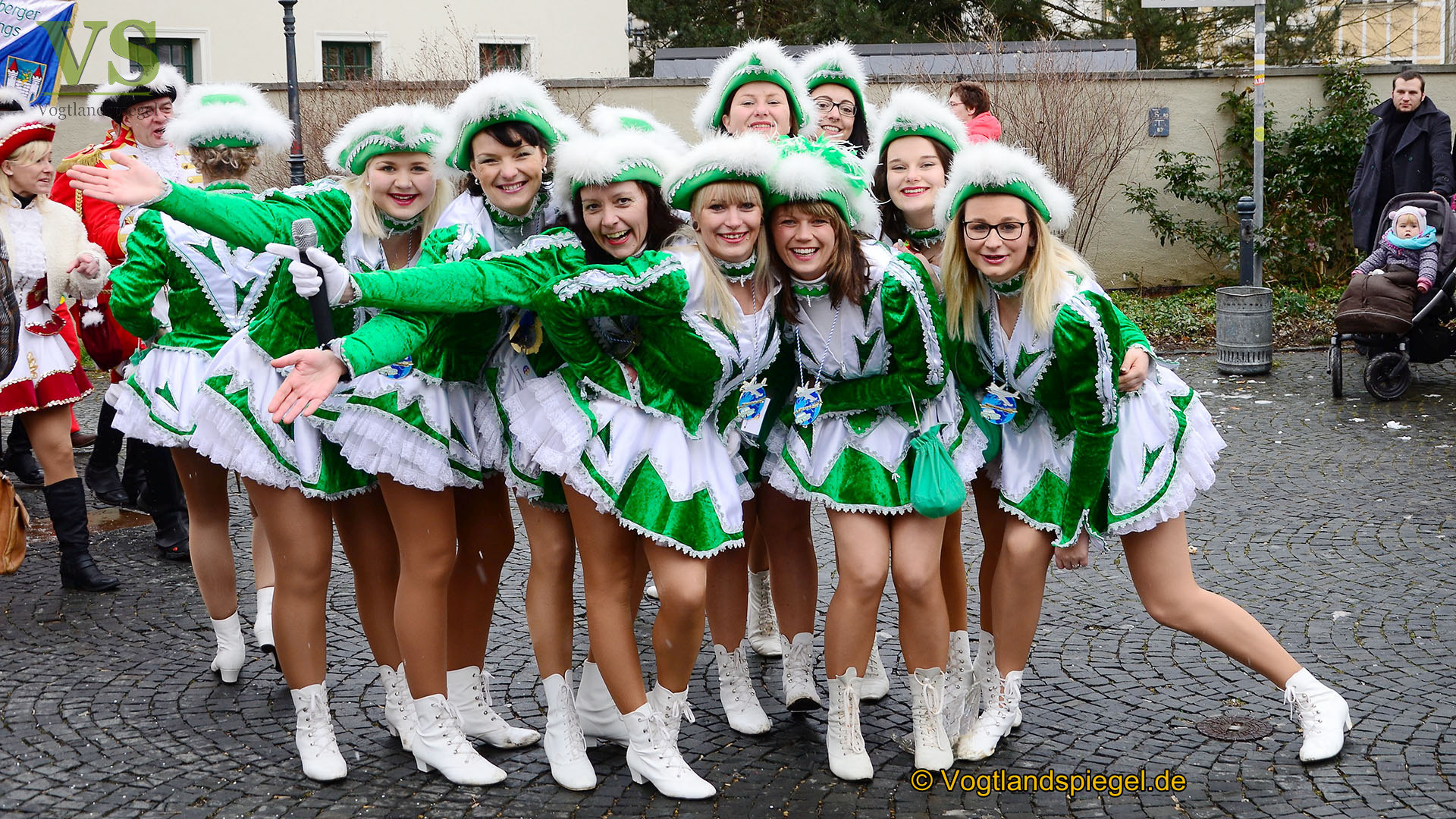 Greizer bejubeln 22. Rosenmontagsumzug