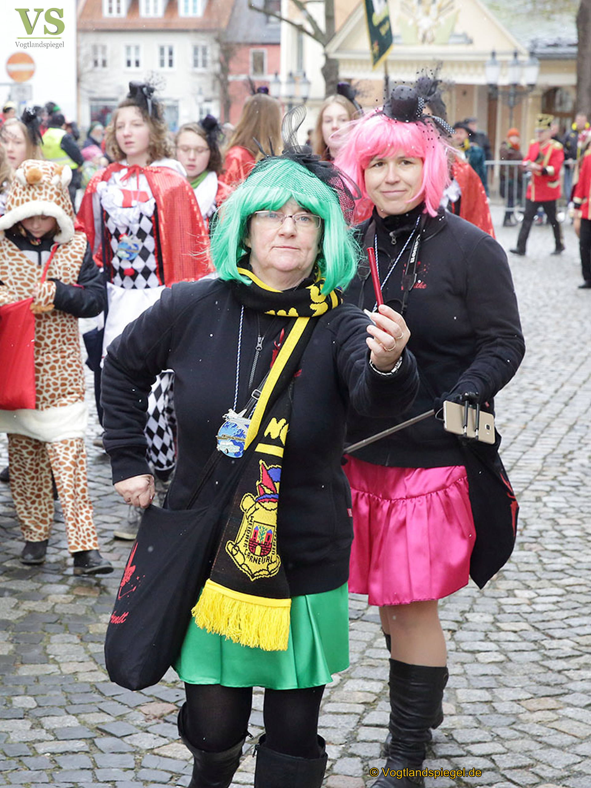Greizer bejubeln 22. Rosenmontagsumzug