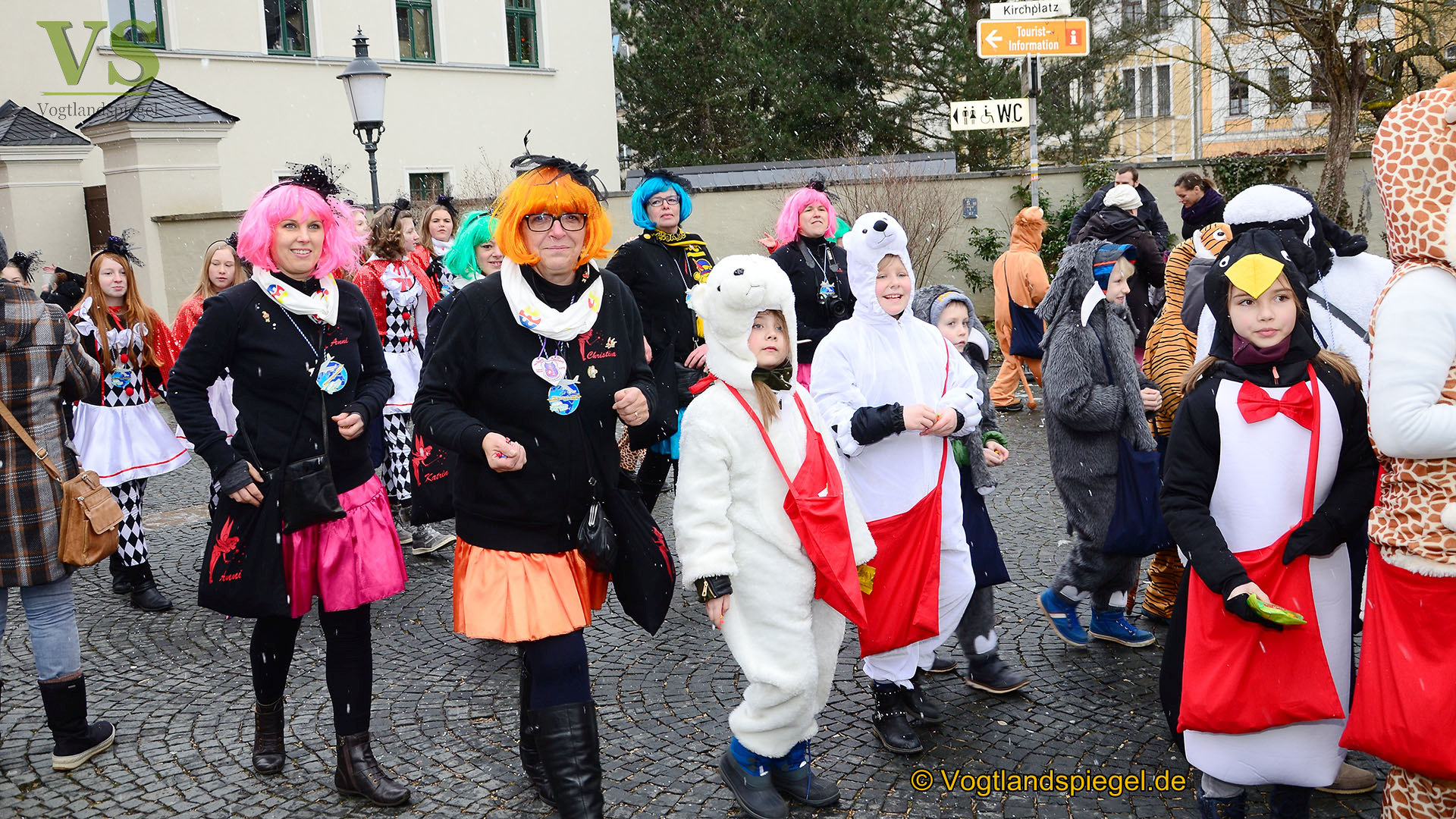 Greizer bejubeln 22. Rosenmontagsumzug