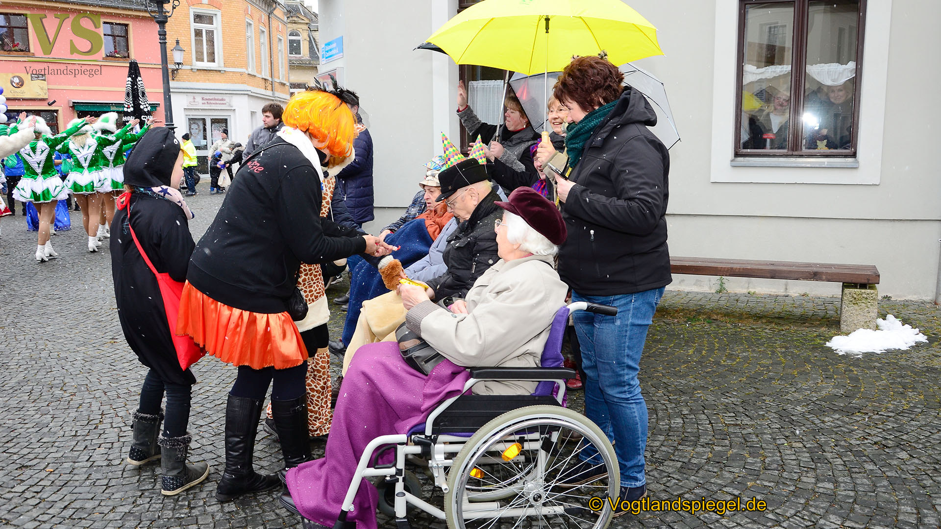 Greizer bejubeln 22. Rosenmontagsumzug