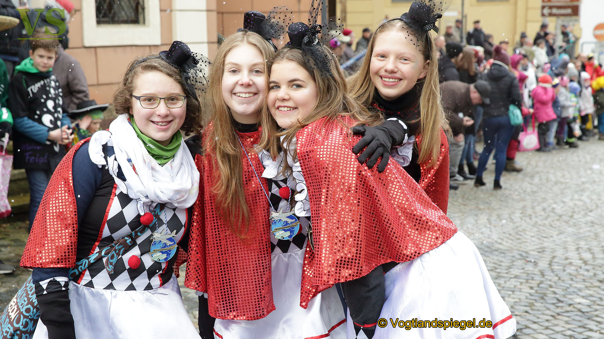 Greizer bejubeln 22. Rosenmontagsumzug