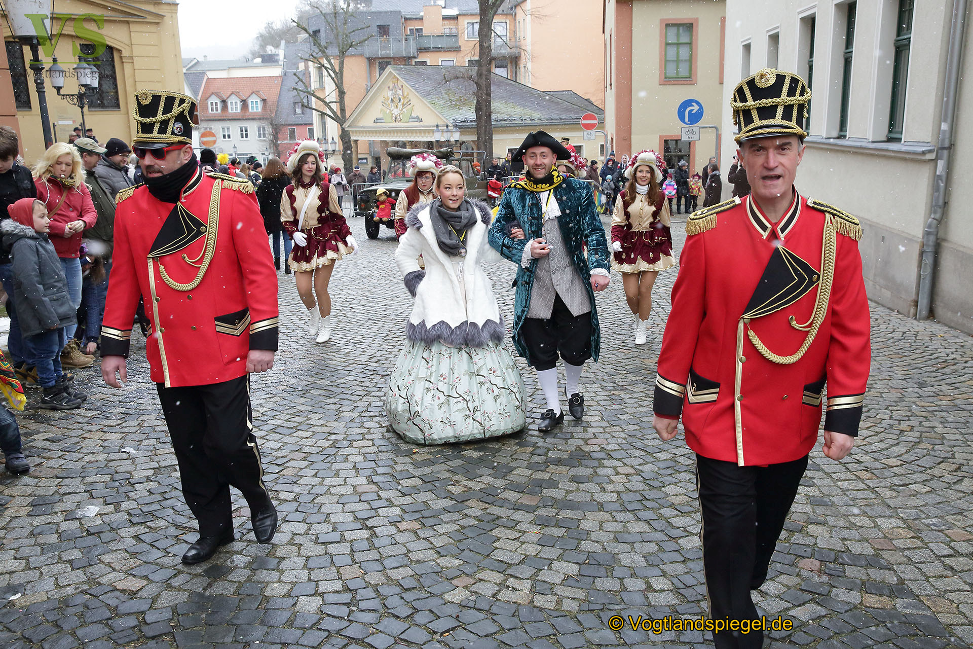 Greizer bejubeln 22. Rosenmontagsumzug