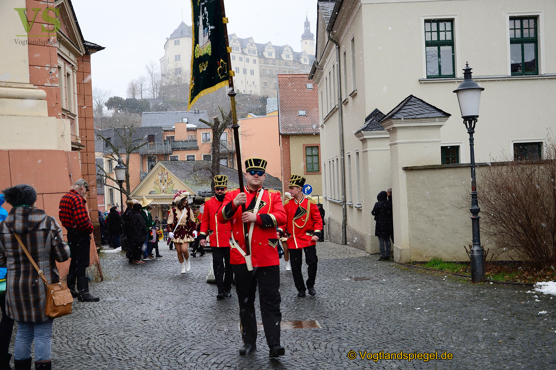 Greizer bejubeln 22. Rosenmontagsumzug