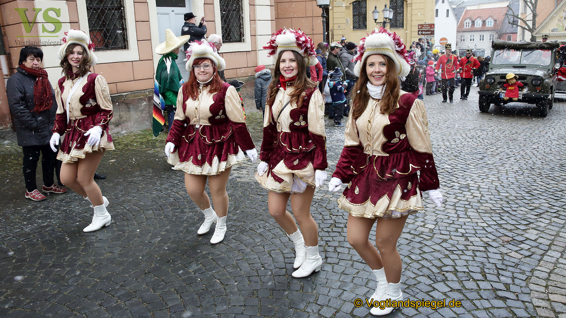 Greizer bejubeln 22. Rosenmontagsumzug