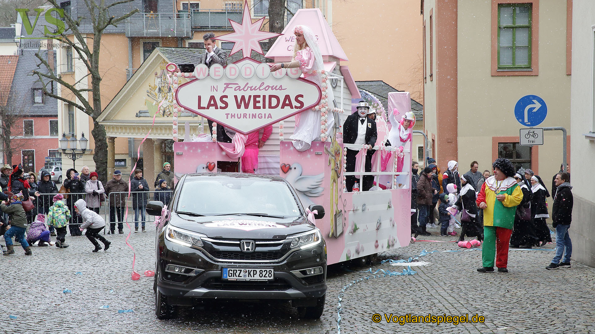 Greizer bejubeln 22. Rosenmontagsumzug
