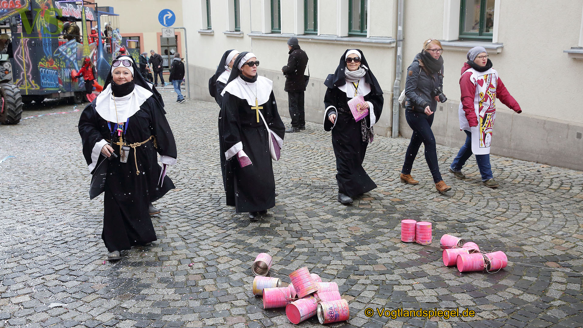 Greizer bejubeln 22. Rosenmontagsumzug