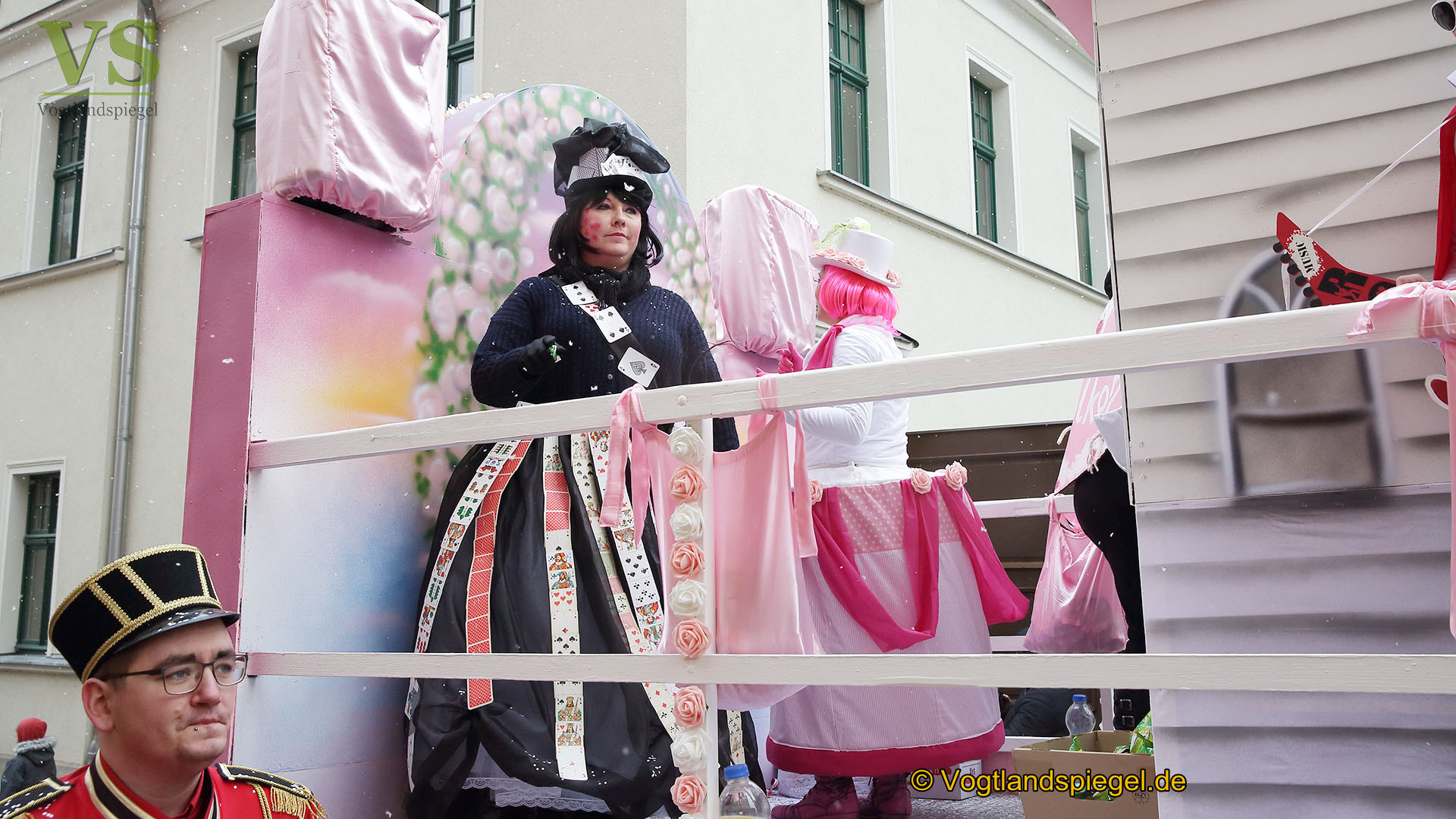 Greizer bejubeln 22. Rosenmontagsumzug
