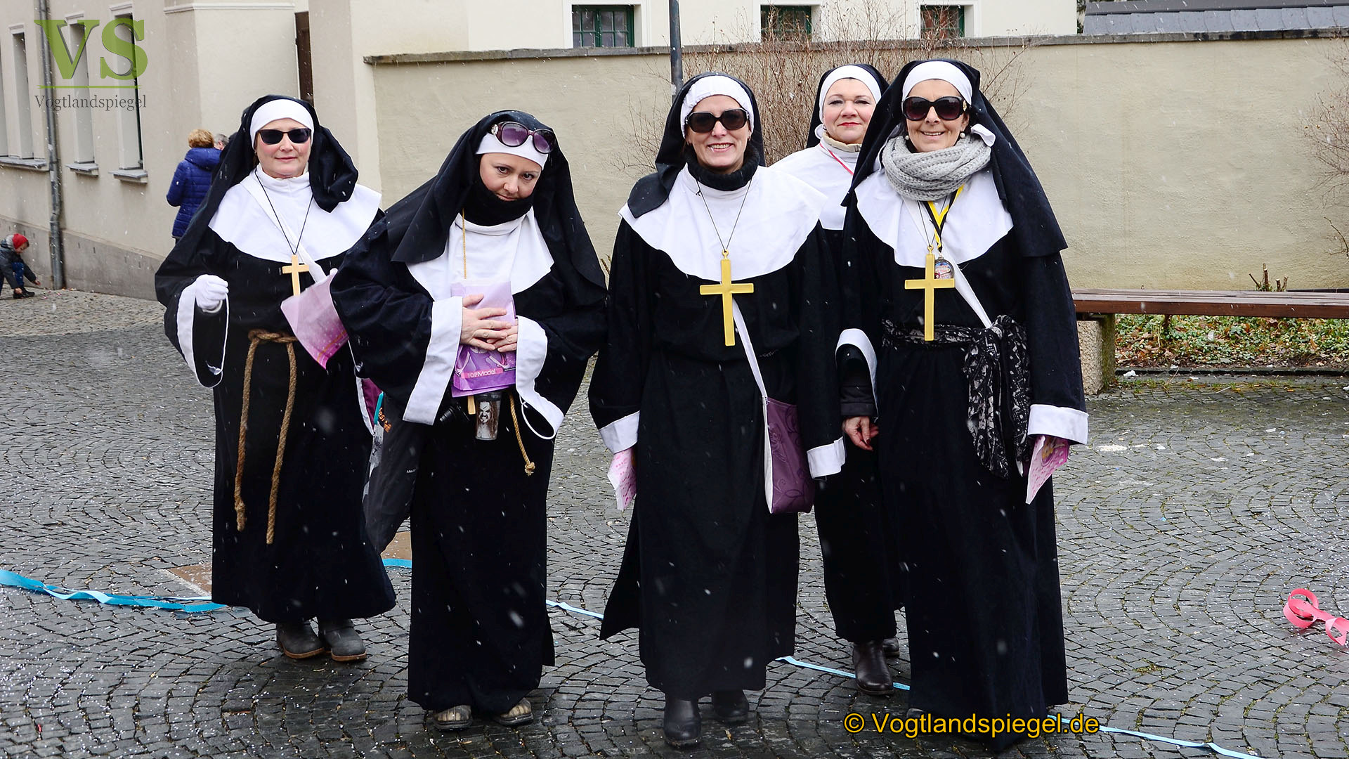Greizer bejubeln 22. Rosenmontagsumzug