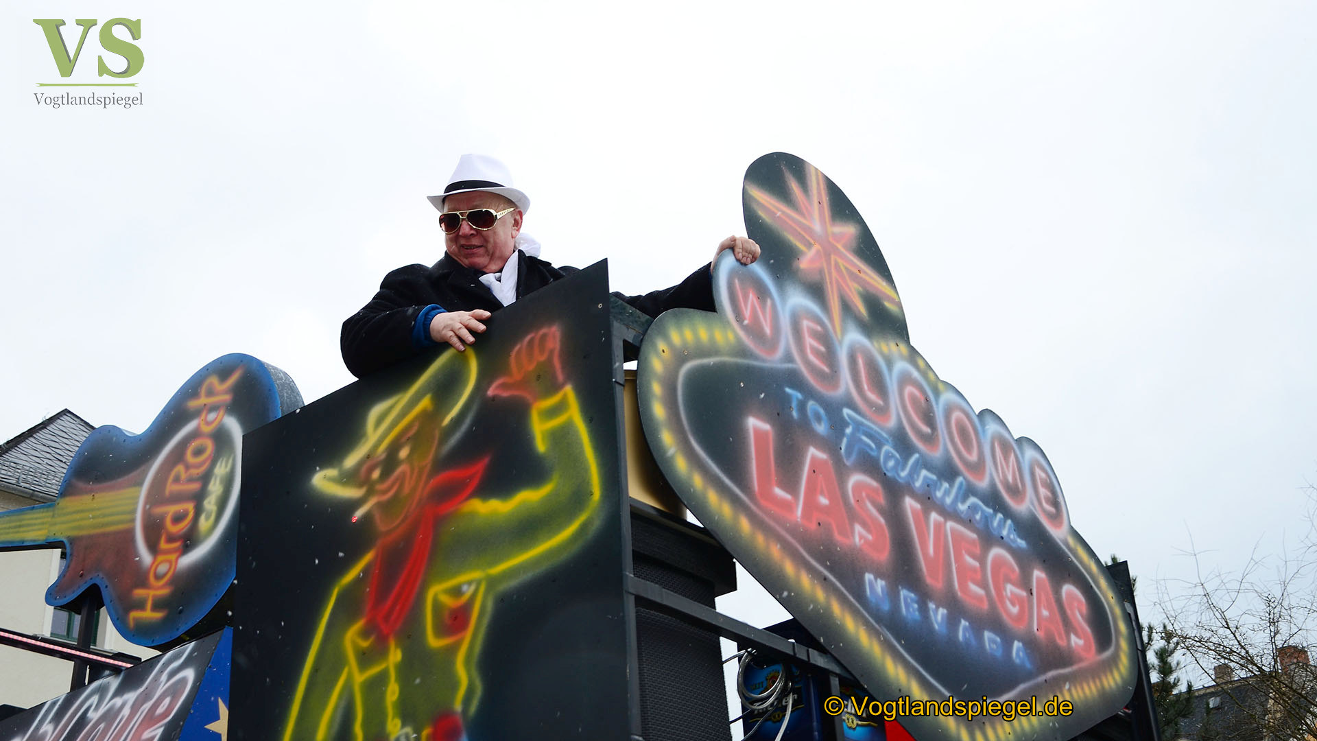 Greizer bejubeln 22. Rosenmontagsumzug