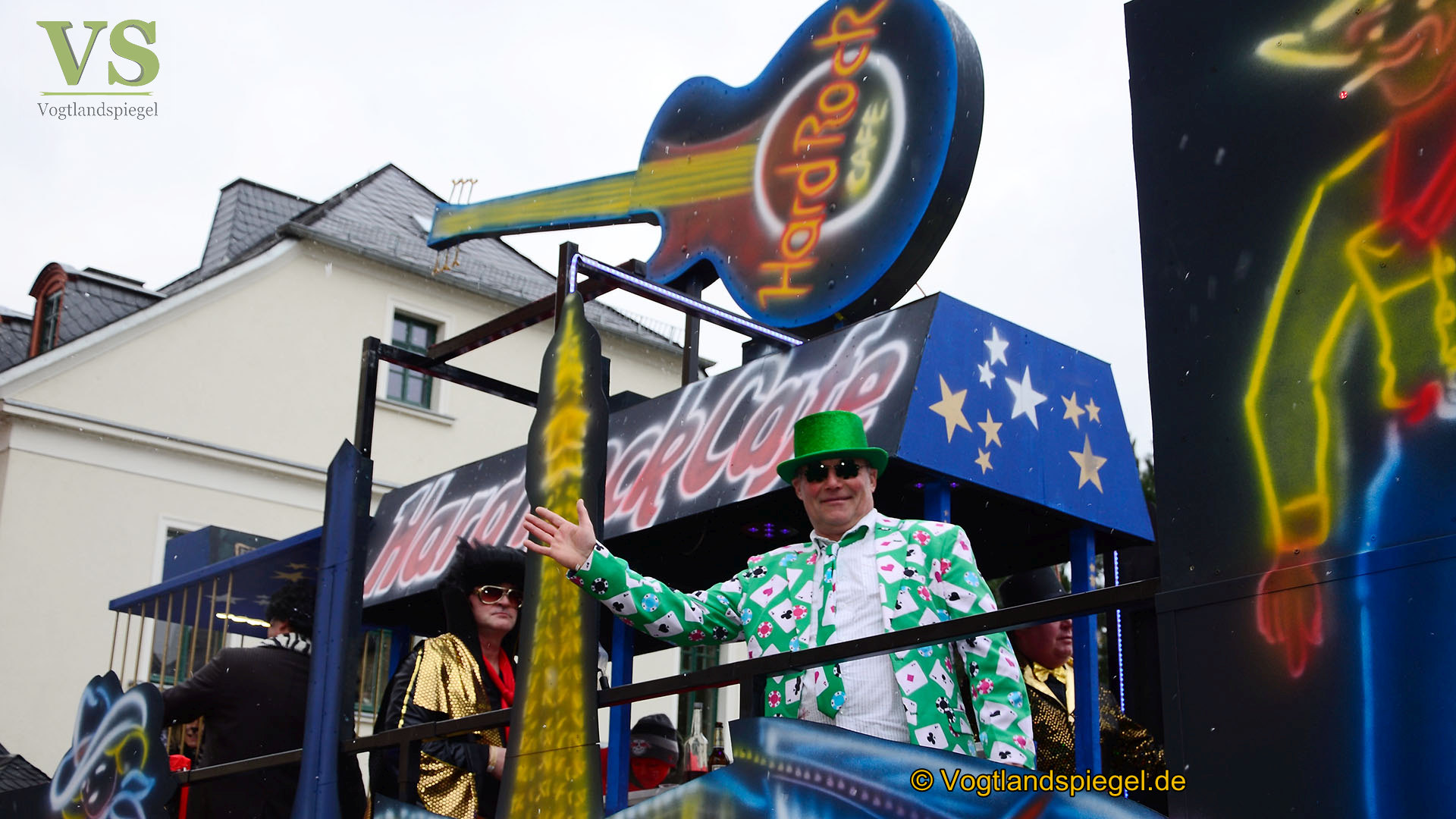 Greizer bejubeln 22. Rosenmontagsumzug
