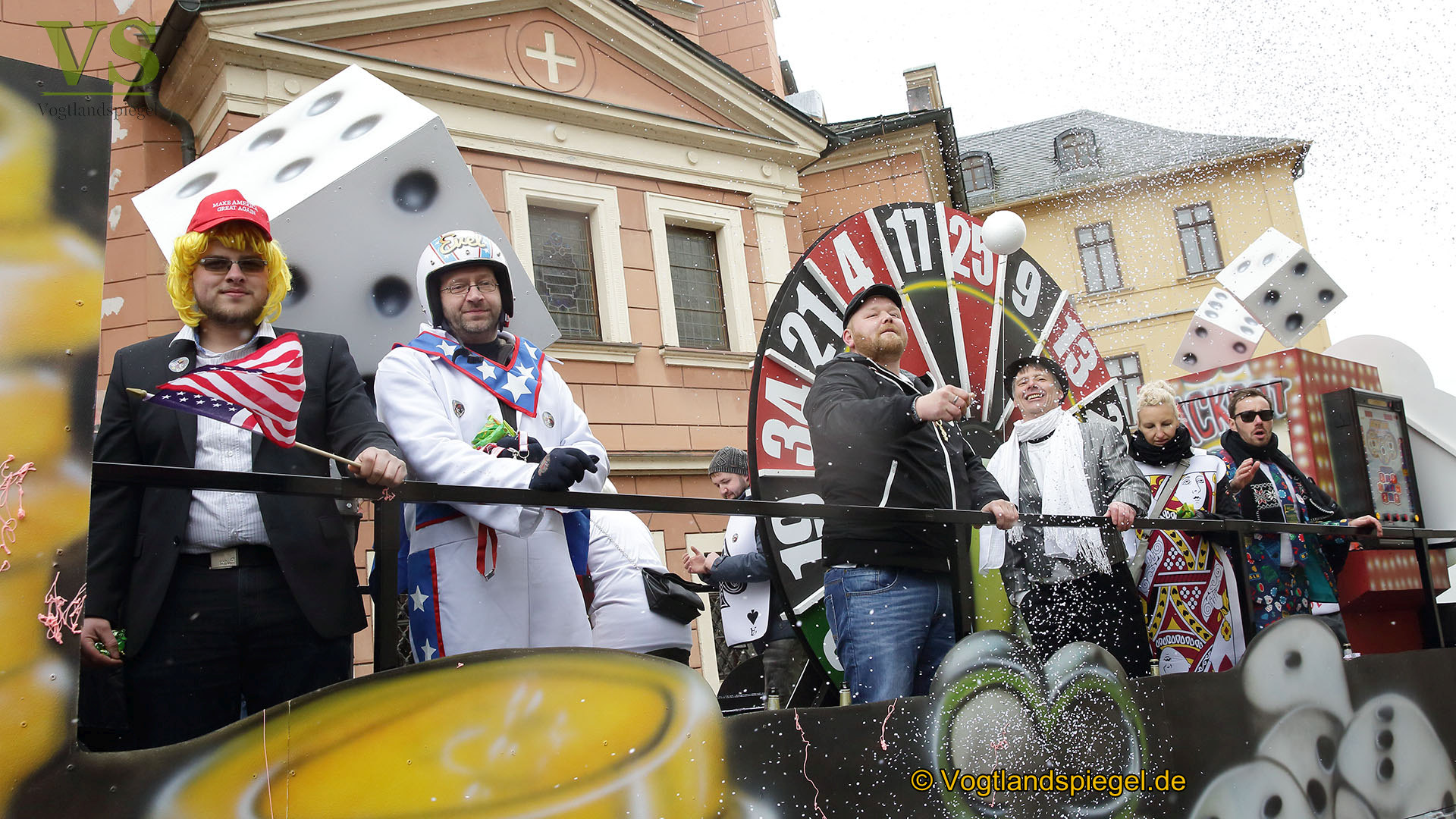 Greizer bejubeln 22. Rosenmontagsumzug