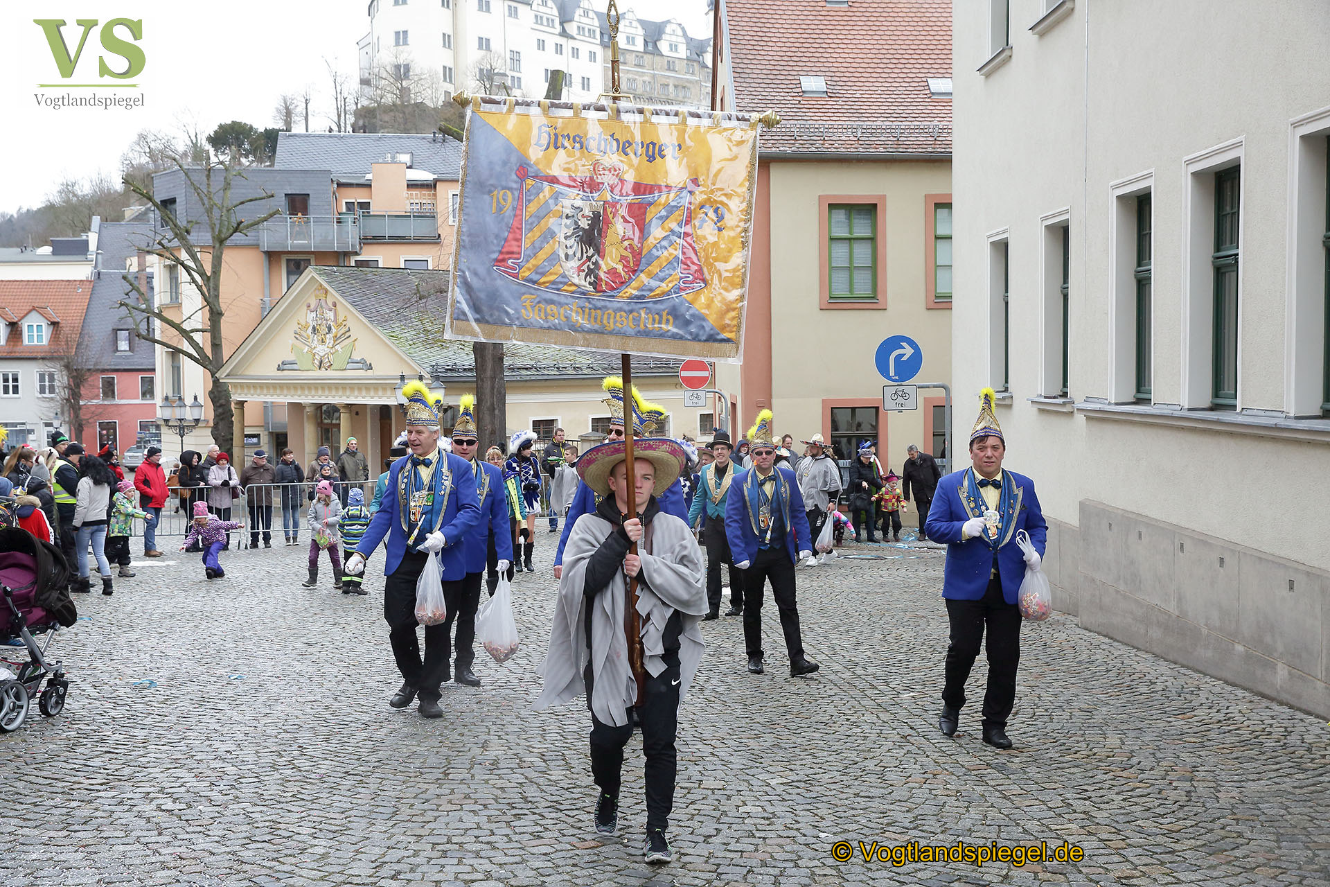 Greizer bejubeln 22. Rosenmontagsumzug