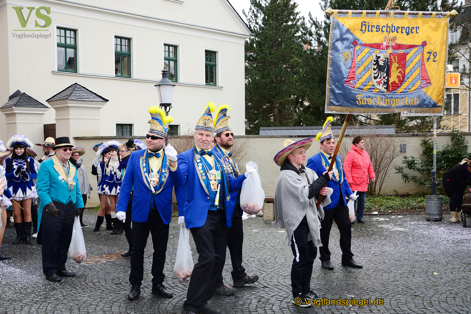 Greizer bejubeln 22. Rosenmontagsumzug