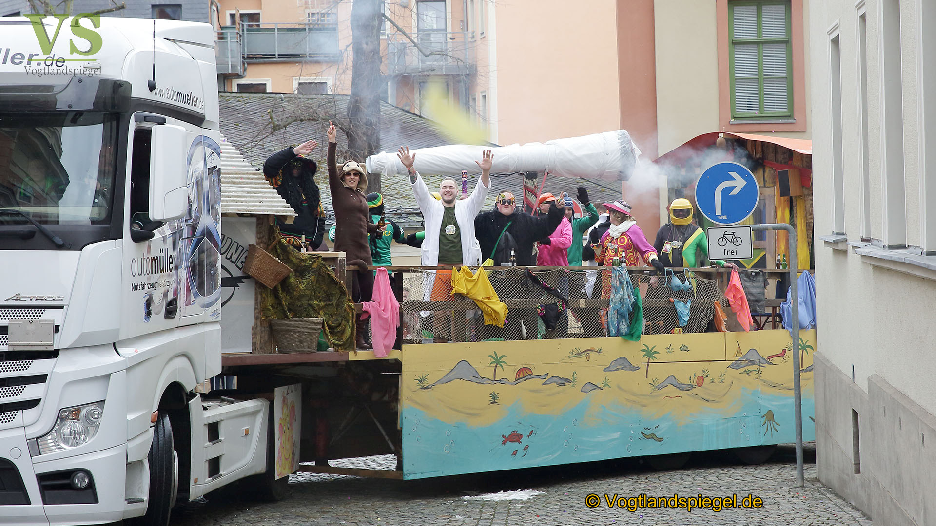 Greizer bejubeln 22. Rosenmontagsumzug