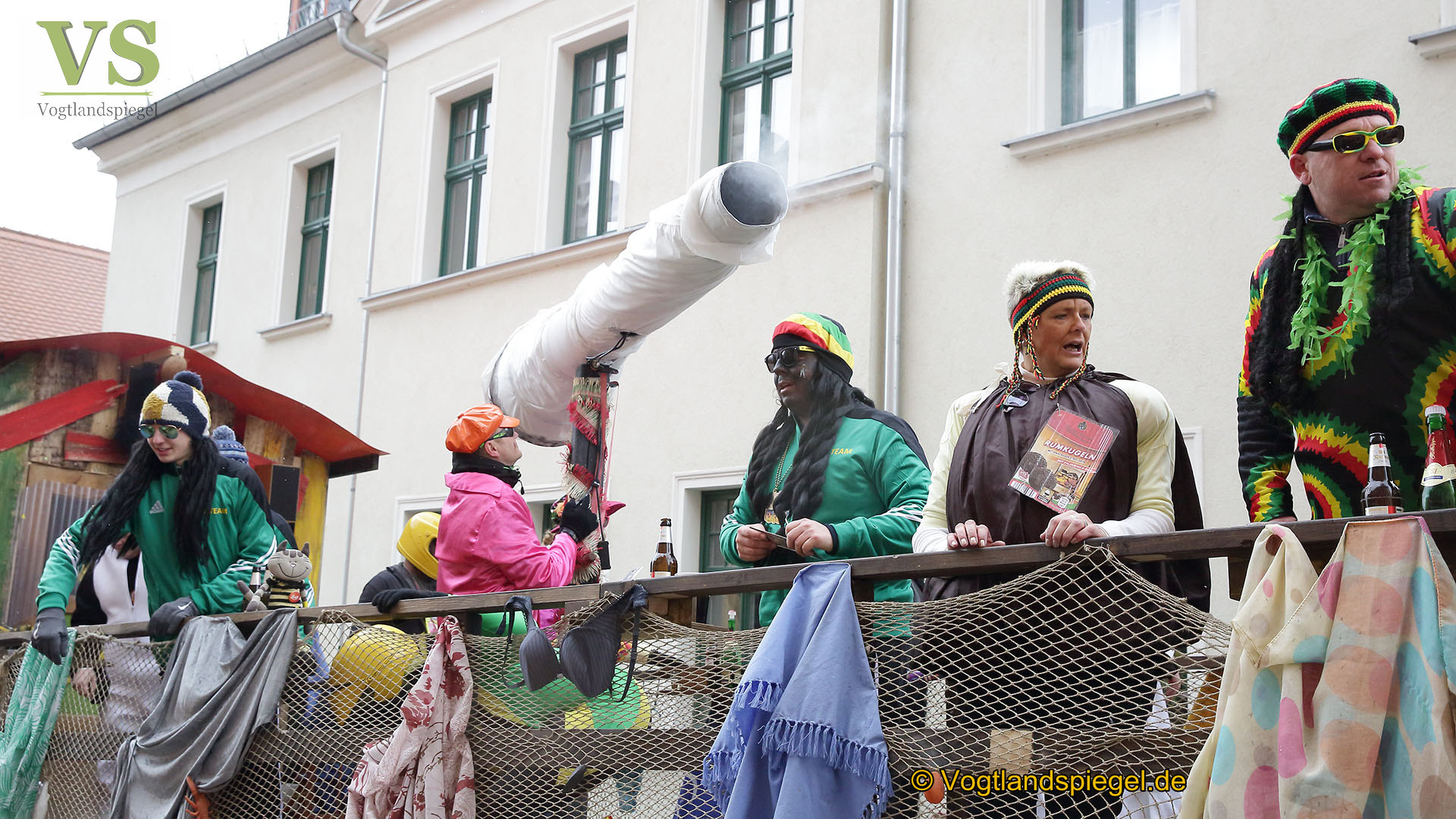 Greizer bejubeln 22. Rosenmontagsumzug
