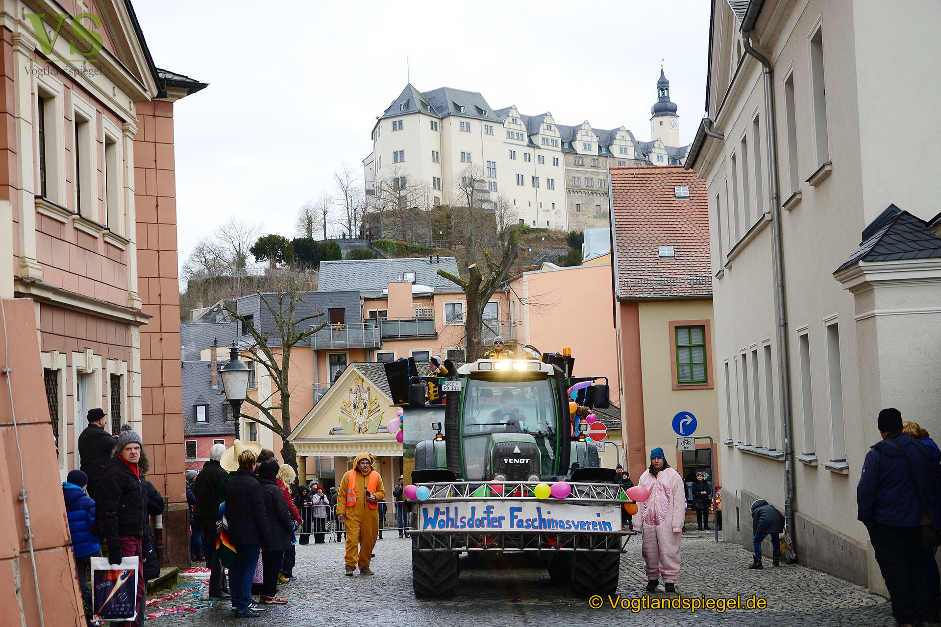 Greizer bejubeln 22. Rosenmontagsumzug