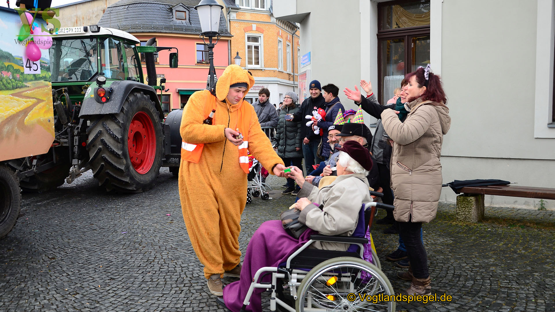 Greizer bejubeln 22. Rosenmontagsumzug