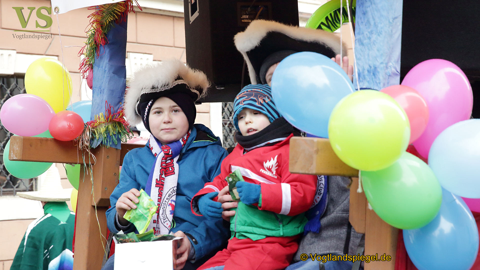 Greizer bejubeln 22. Rosenmontagsumzug