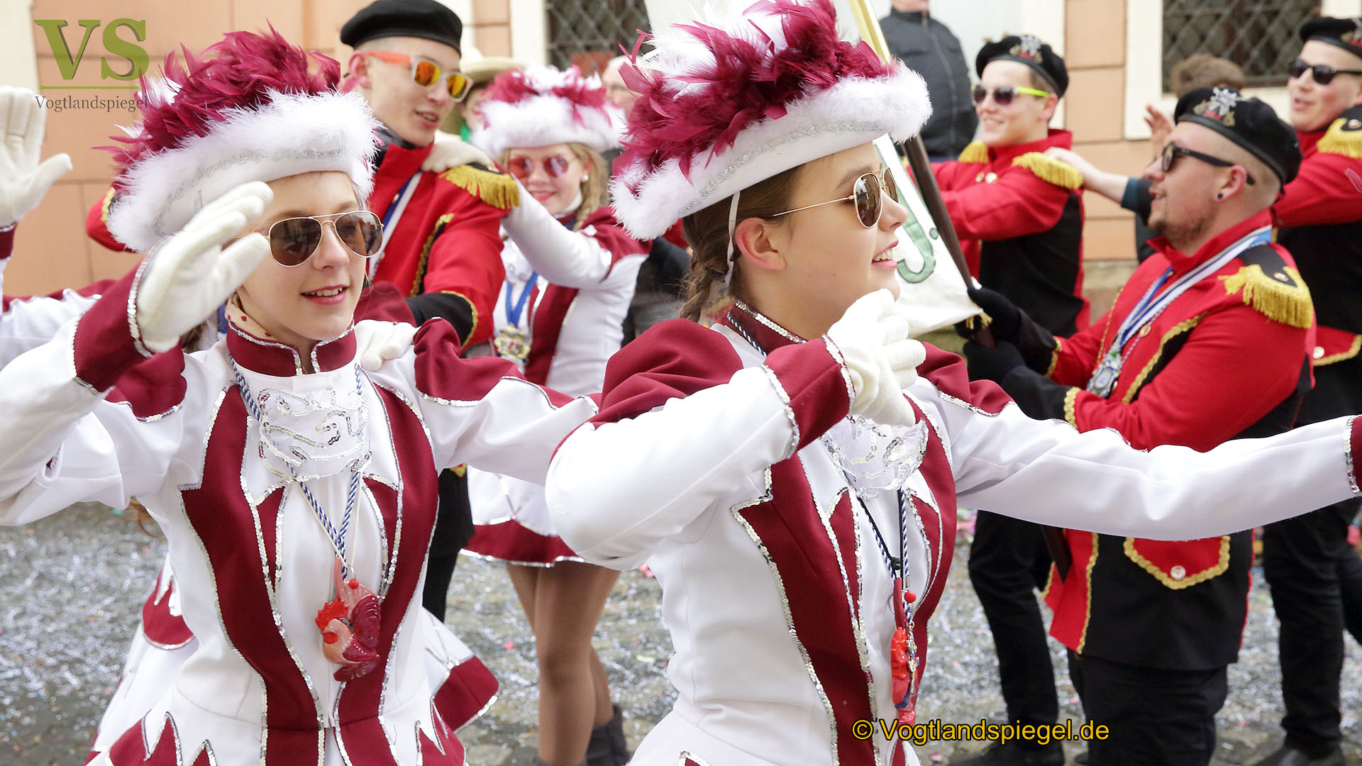 Greizer bejubeln 22. Rosenmontagsumzug