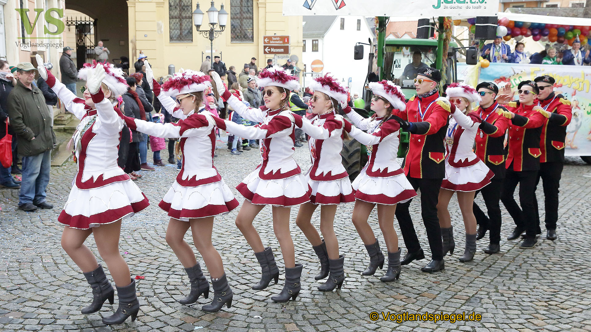 Greizer bejubeln 22. Rosenmontagsumzug