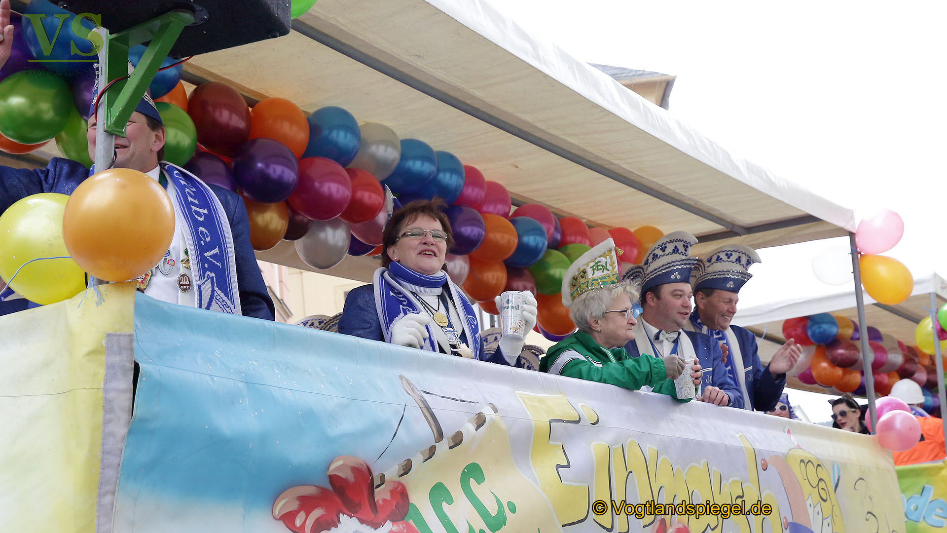 Greizer bejubeln 22. Rosenmontagsumzug