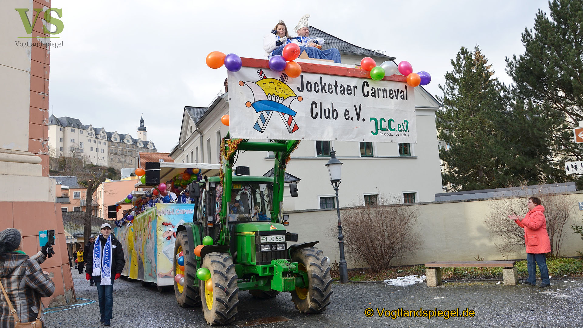 Greizer bejubeln 22. Rosenmontagsumzug