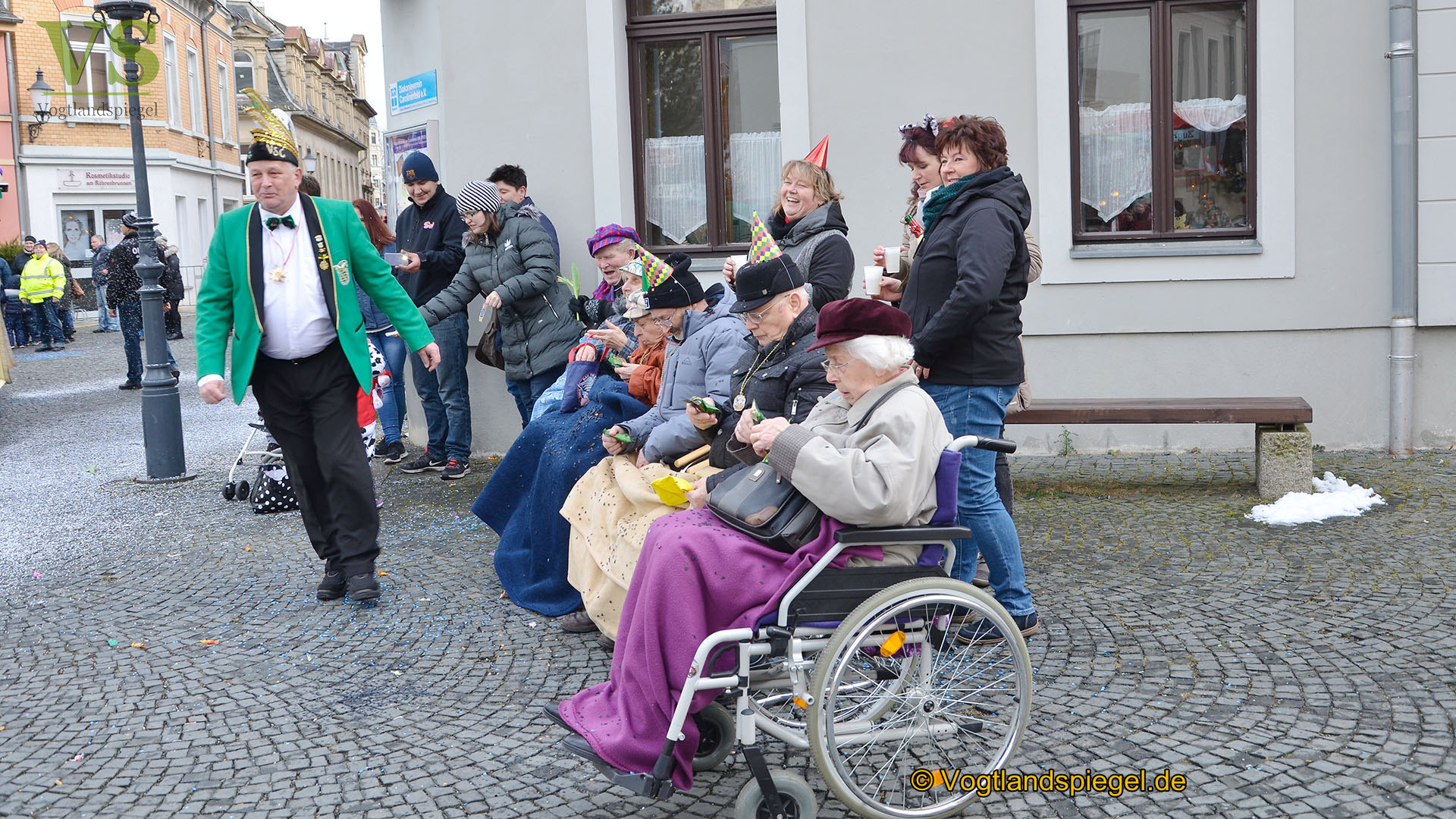 Greizer bejubeln 22. Rosenmontagsumzug