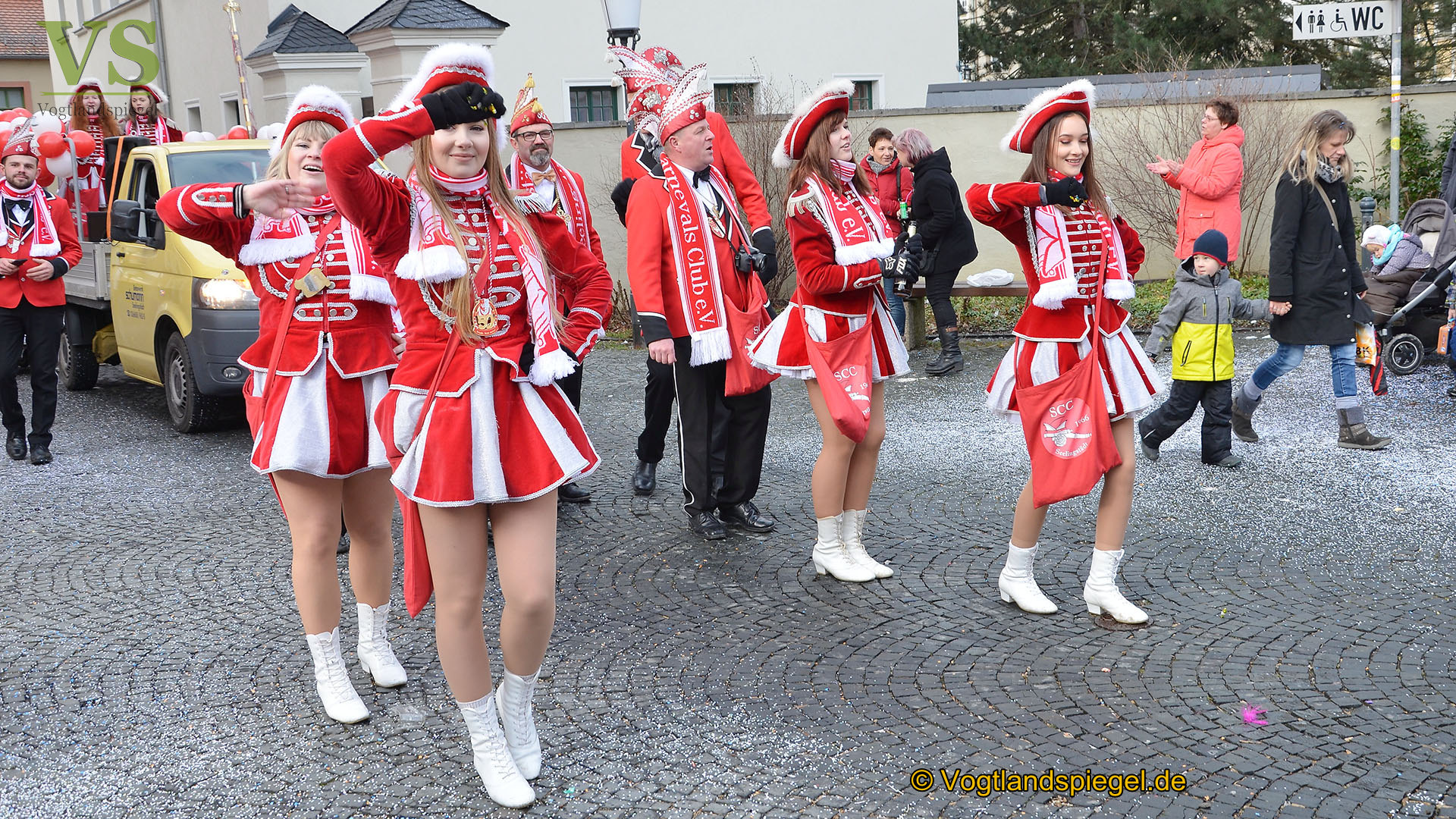 Greizer bejubeln 22. Rosenmontagsumzug