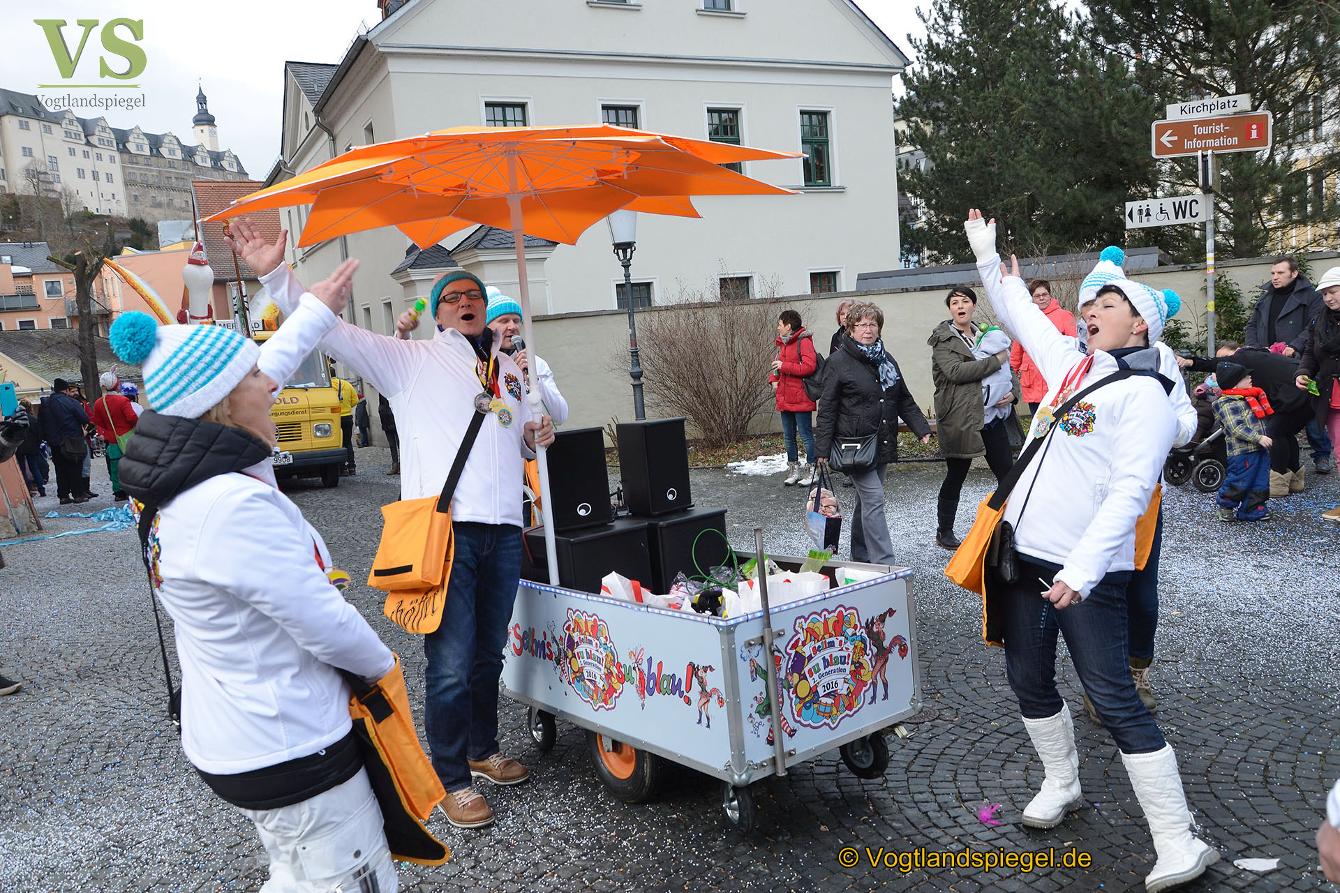 Greizer bejubeln 22. Rosenmontagsumzug