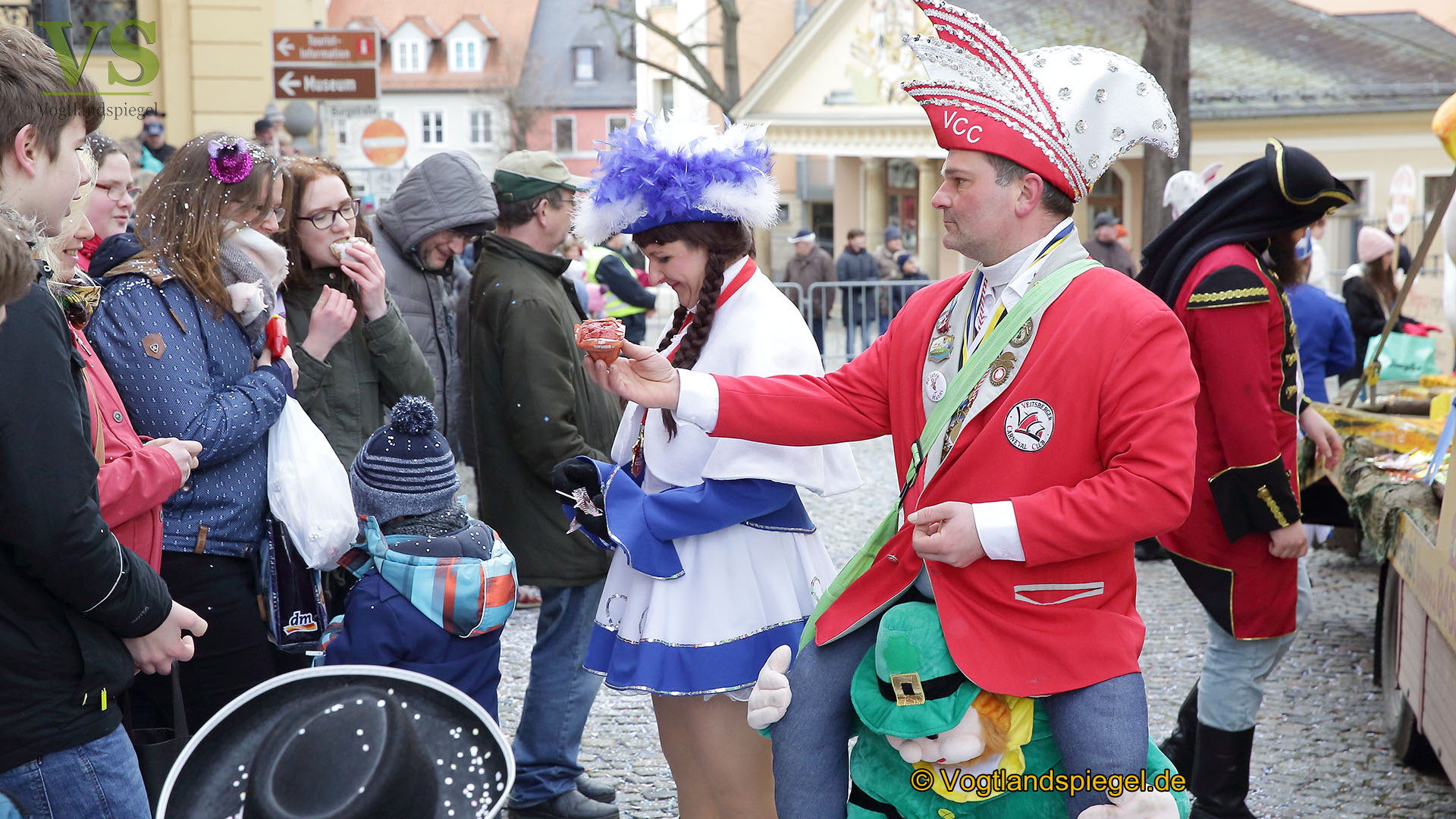 Greizer bejubeln 22. Rosenmontagsumzug