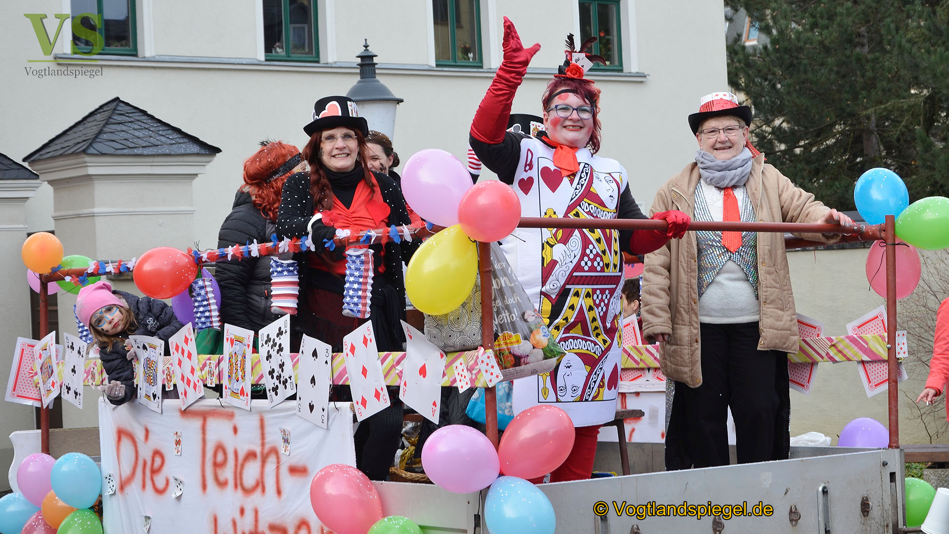 Greizer bejubeln 22. Rosenmontagsumzug
